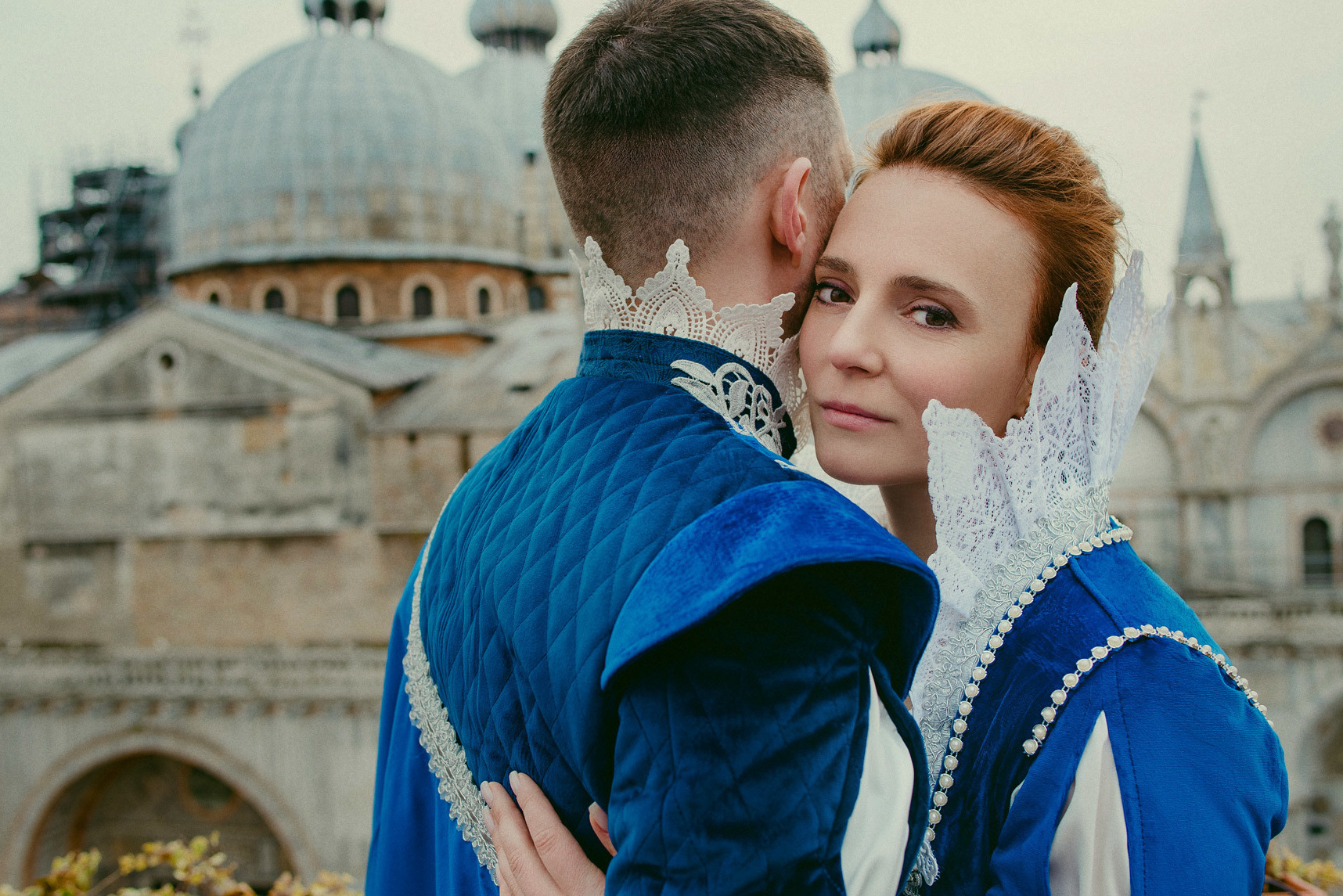 Sguardo intenso di una donna , con vestito da carnevale a Venezia