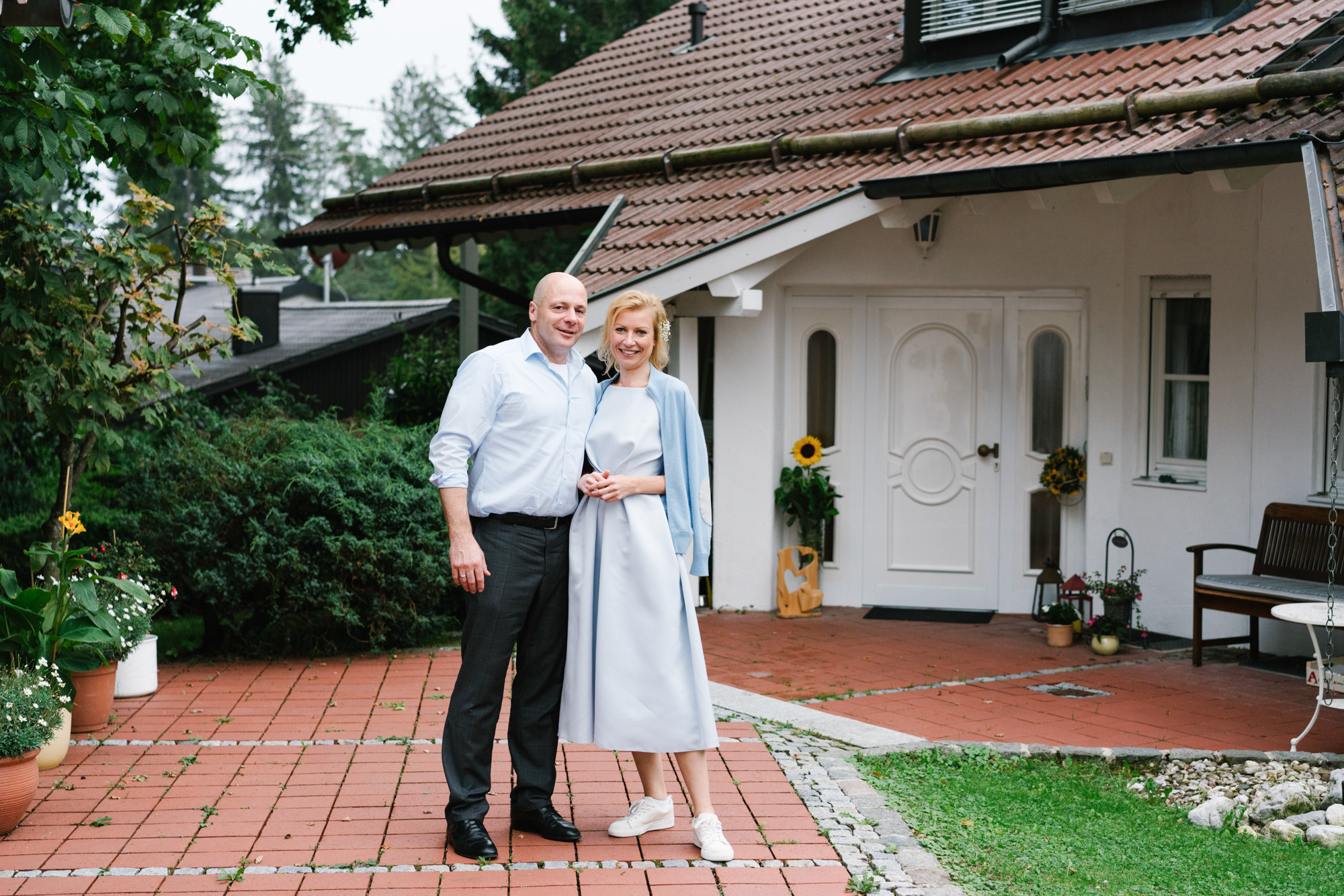 Ehrlicher Hochzeitsfotograf im Garten am Starnberger See, München. INNA ZAYTSEVA PHOTOGRAPHY