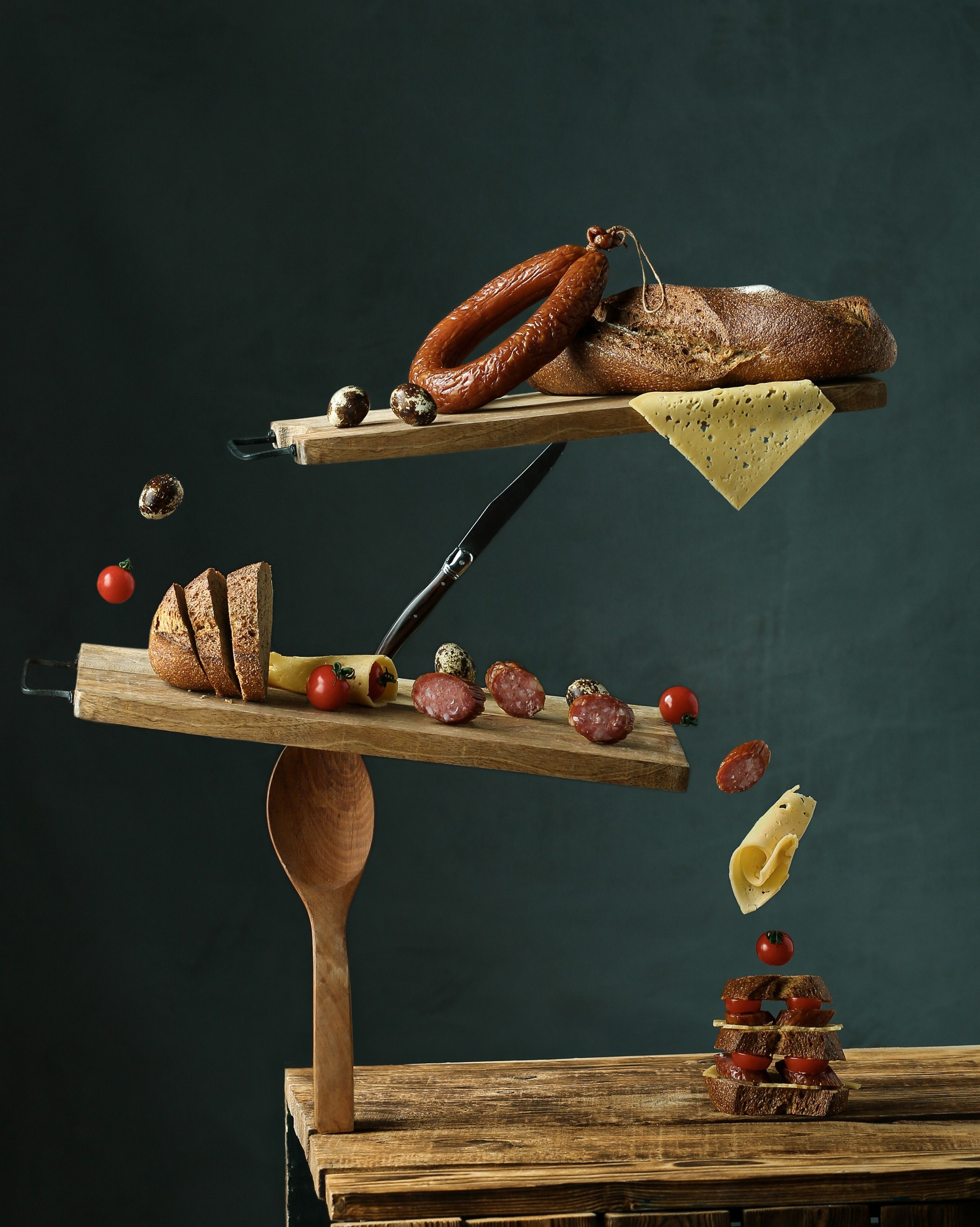 Kolbasa, çörək, pendir və bıldırcın yumurtaları ilə balans üzərində qurulmuş sürreal qida vizualı – qeyri-adi çəkiliş konsepti