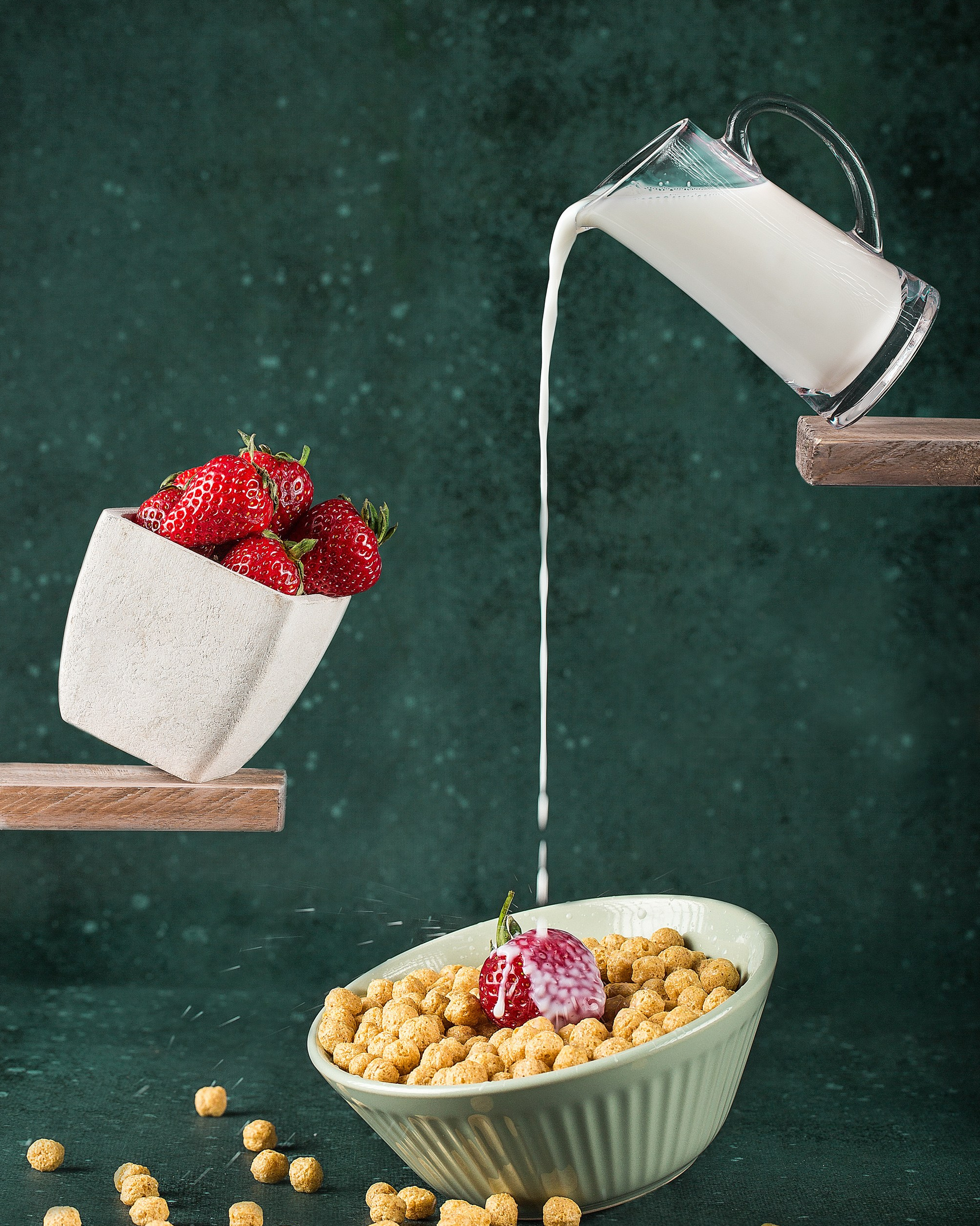 Süd axını və çiyələkli dənəvərlərlə çəkilmiş sürreal səhər yeməyi kompozisiyası – levitasiya effektli qida fotoşəkli