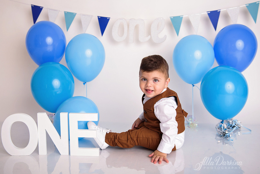 Cake Smash Themes. Newborn and family photographer. Hills District. Sydney