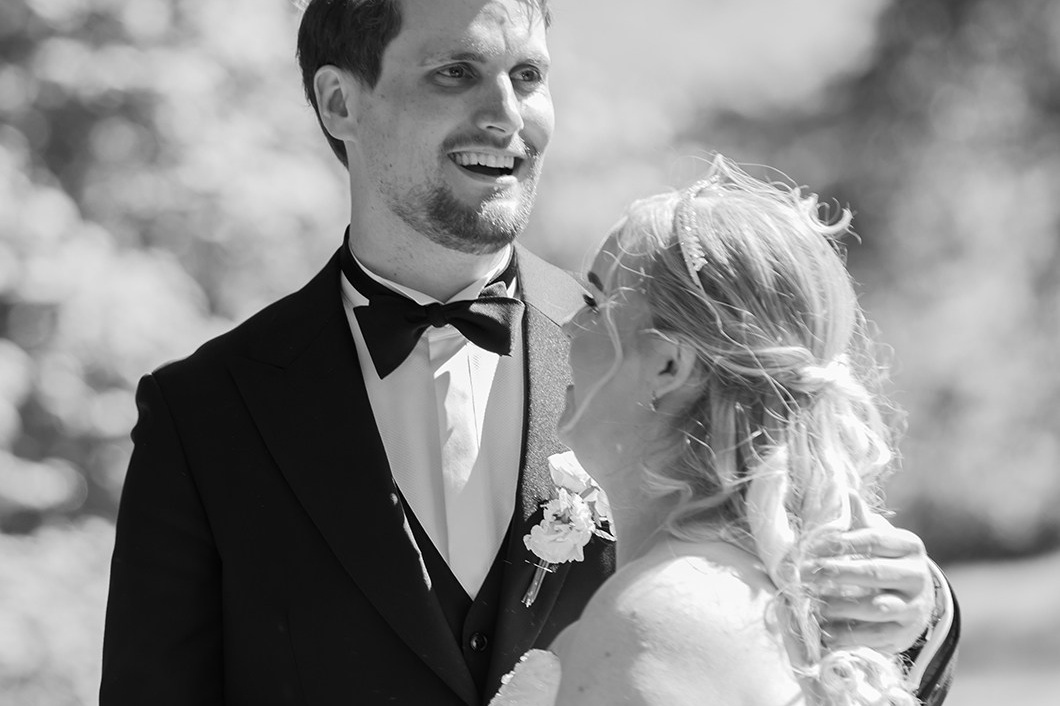 bryllupsfotograf Vestfold, brudeparet ler