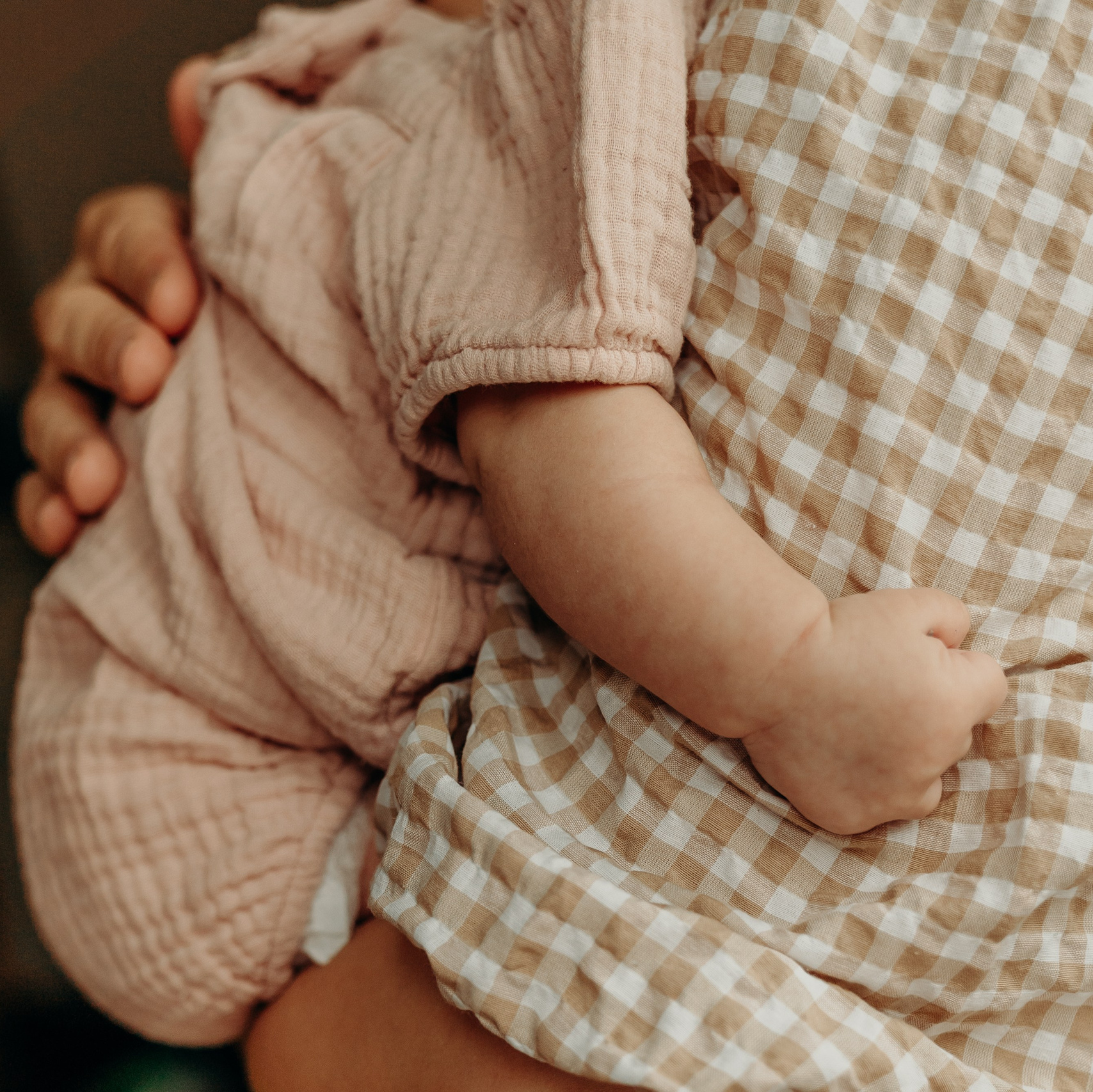 Newborn photoshoot wardrobe ideas. Newcastle Upon Tyne Photographer Yana Balatskaya