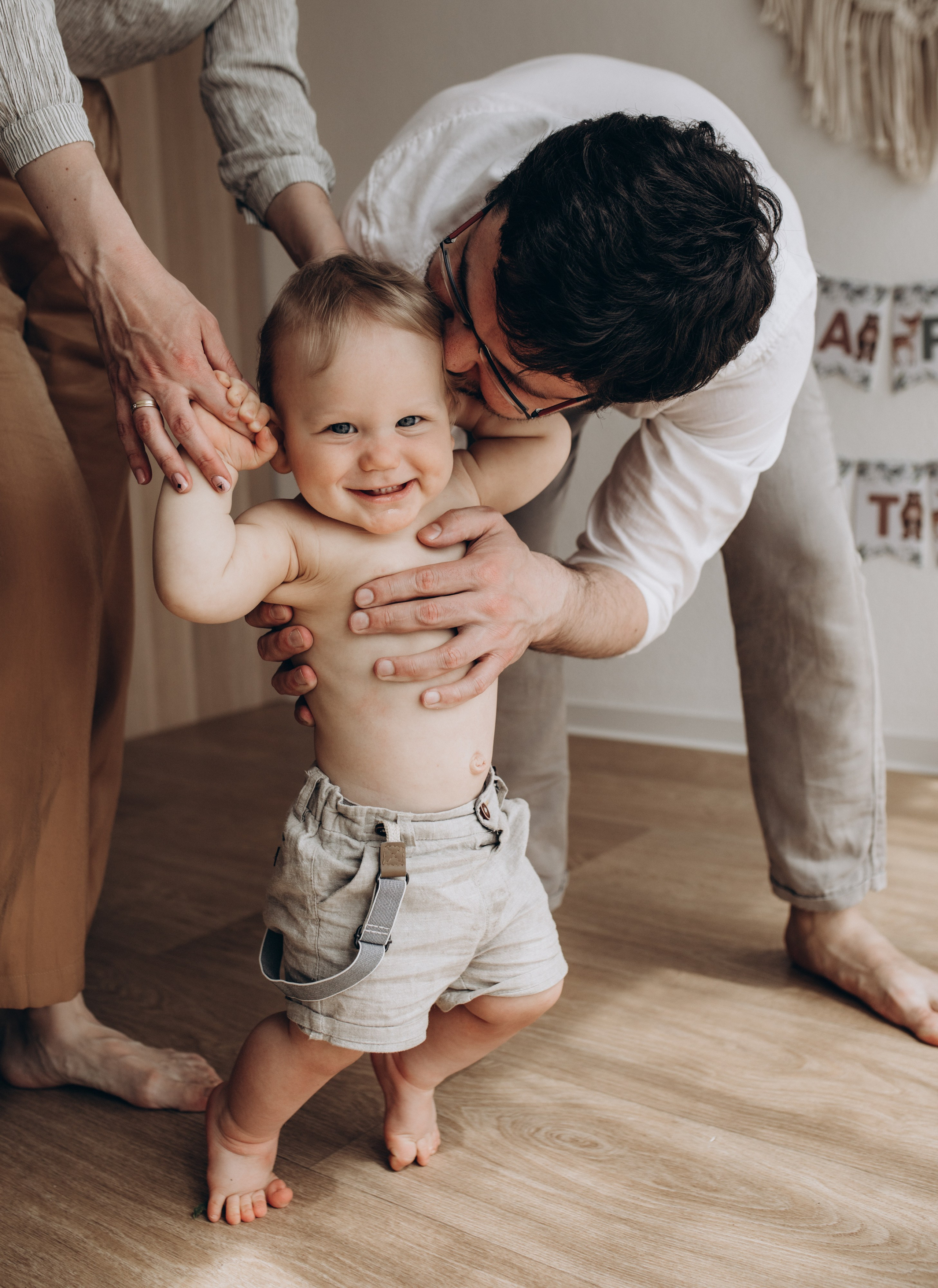 Natürliche Familienfotos zu Hause – entspannte Atmosphäre für Babys und Eltern in der Pfalz