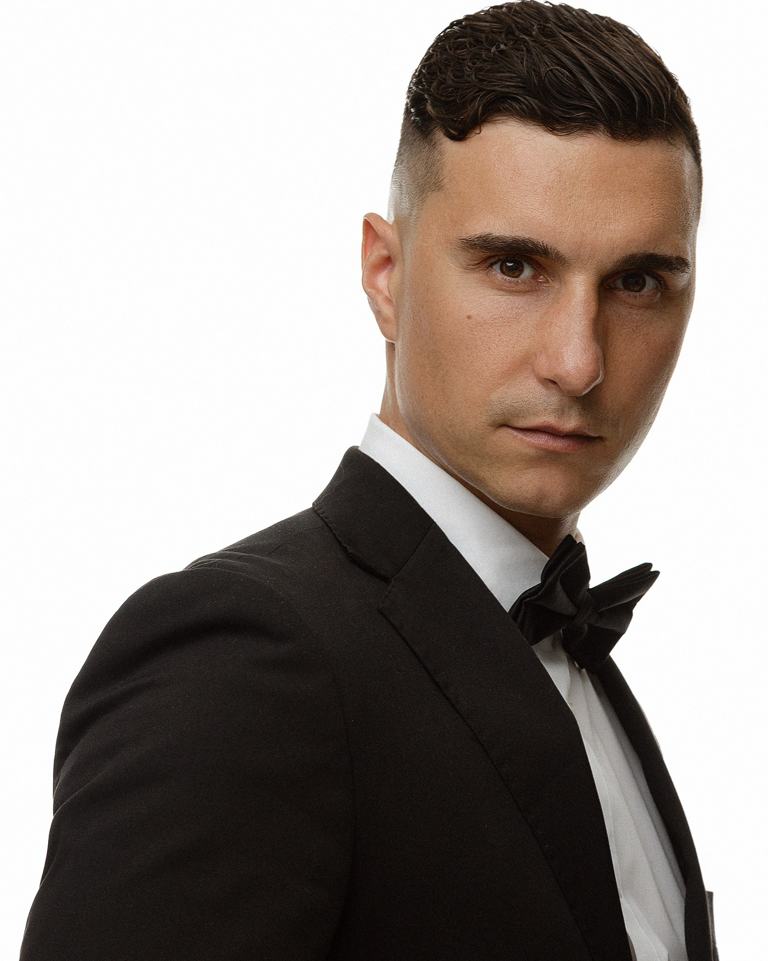 Alex Dusheiko , коммерческий fashion-фотограф с 2019 года, работающий в Варшаве и по всей Европе. Я сотрудничал с мировыми брендами, такими как Sephora, New Balance, Apart и Douglas, и готов помочь и вашему бренду!Являюсь амбассадором компании NANLITE. Организовываю воркшопы и мастер-классы в крупнейших европейских городах: Варшава, Милан, Берлин, Париж, Ганновер, Прага, Валенсия и других.Мои работы публикуются в ведущих мировых модных изданиях.обучил более 3000 фотографов по всему миру, помогая им не только улучшить съемку, но и вывести свой доход на новый уровень.Активно веду социальные сети (Instagram, TikTok, YouTube), где у меня около 80 000 подписчиков. Там я делюсь ценными знаниями о развитии фото-бизнеса и карьеры в индустрии.