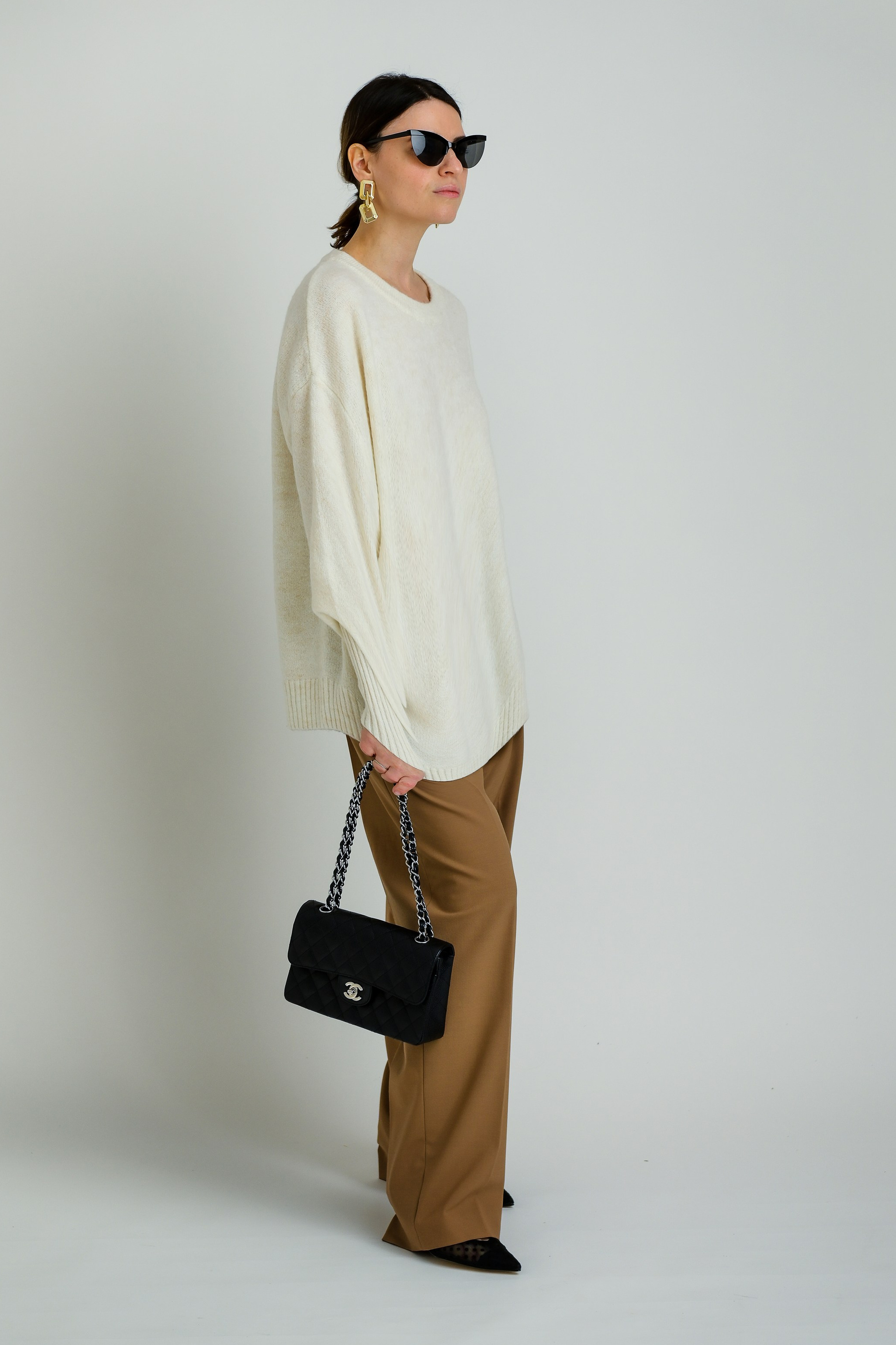 Ausdrucksstarkes Frauenportrait – direkter Blick, Selbstbewusstsein und Eleganz in einer minimalistischen, edlen Inszenierung.