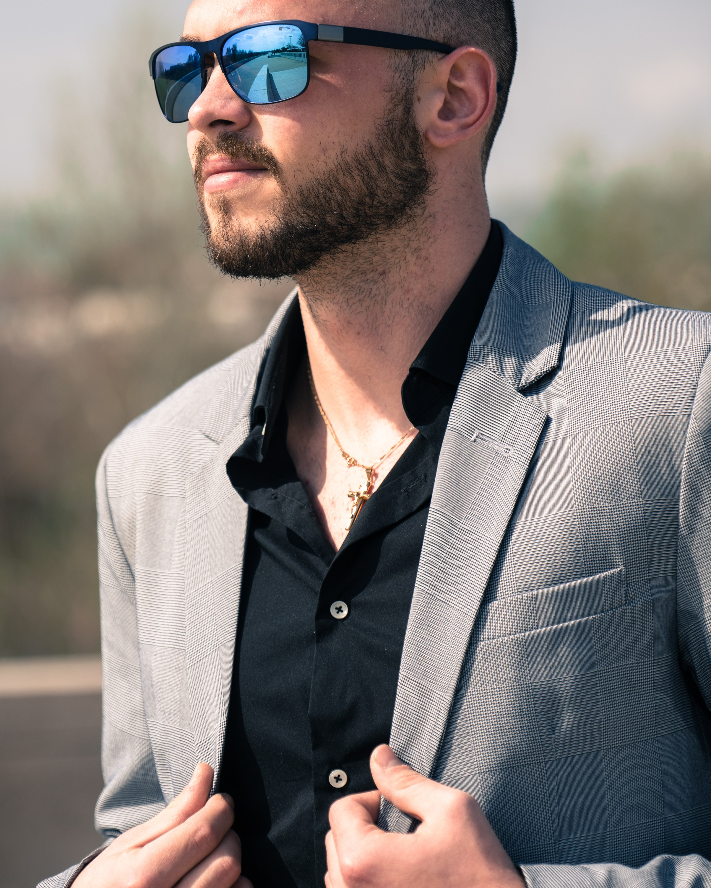 foto de hombre joven atractivo posando en la calle