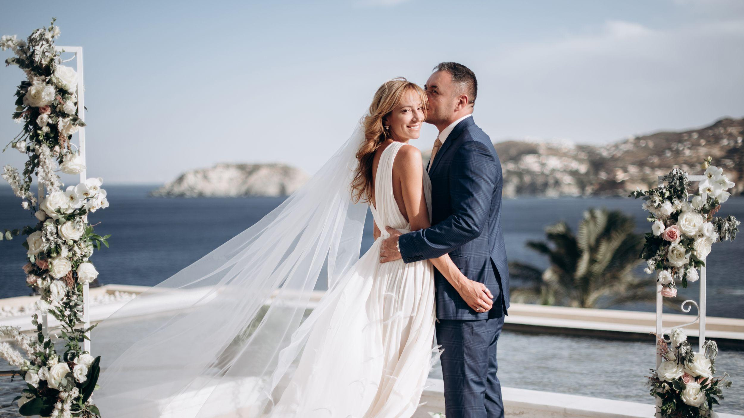Пара на церемонии на фоне моря на Крите. Фотосессия на Санторини, видео клип в Греции.