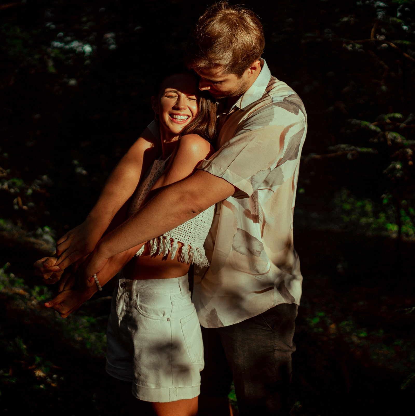 Poros meilės istorijos fotosesija, intymios akimirkos ir emocijos.