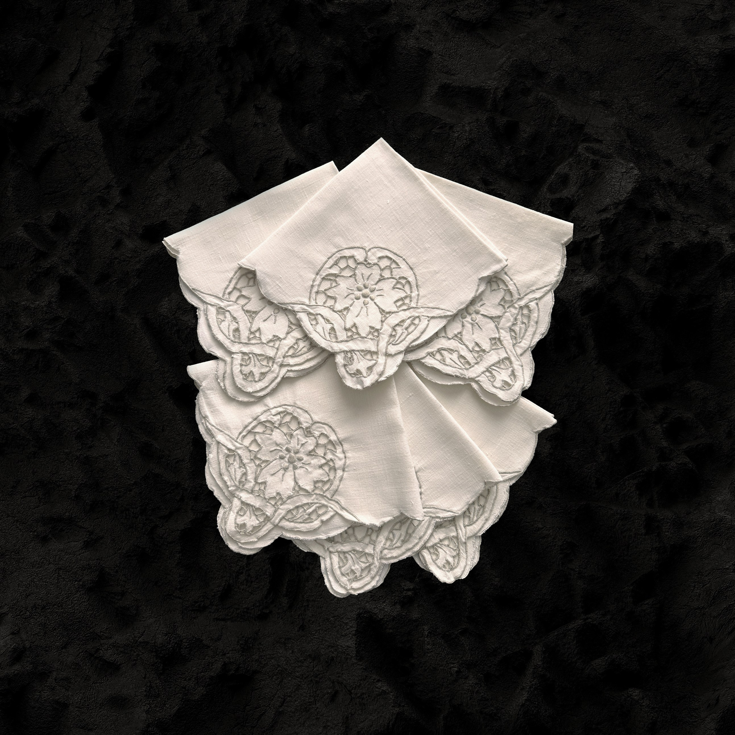 Textiles and materials for creativity. Современнные и актикварные украшения в Барселоне, Москве и Санкт-Петербурге