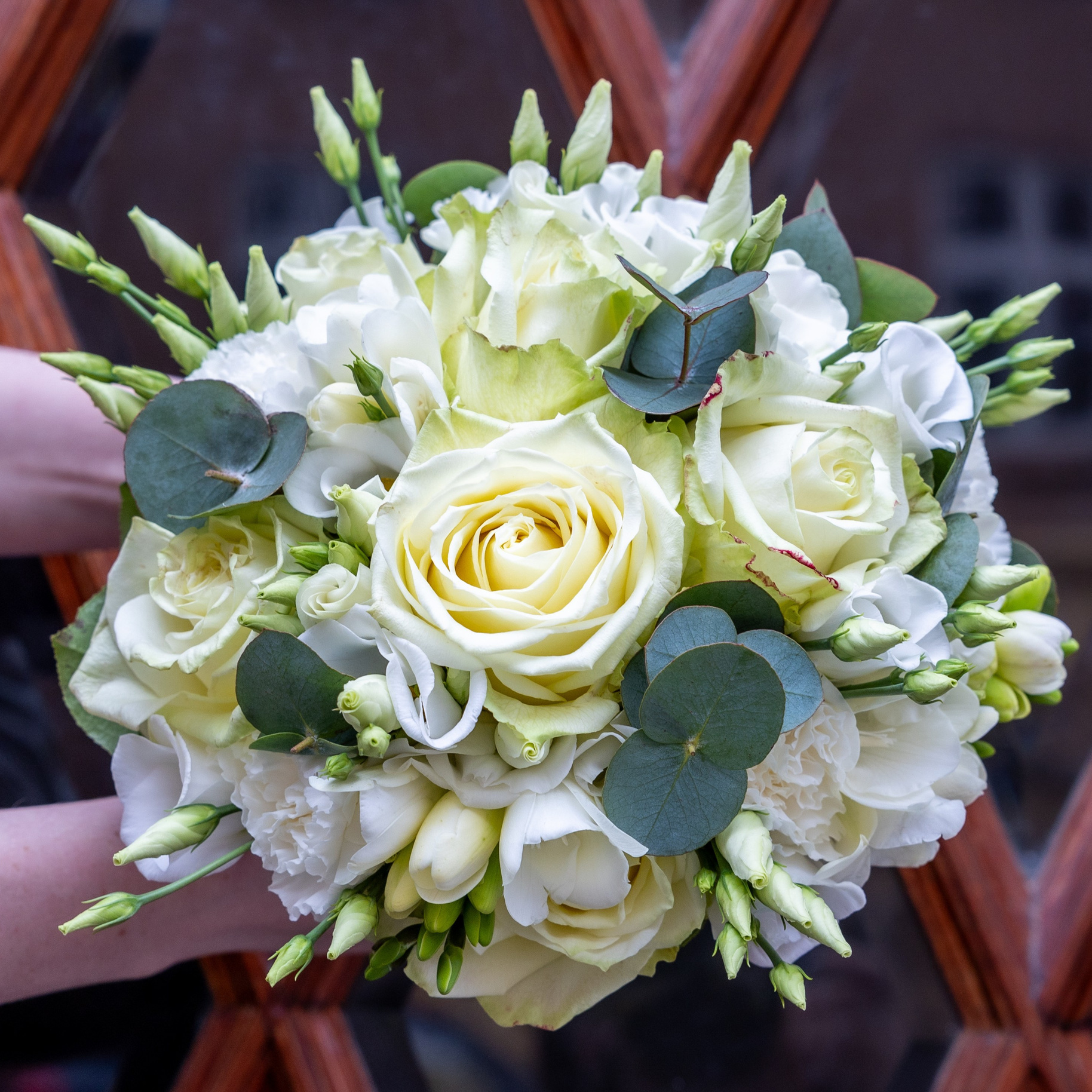 Bryllupsbinderi i AarhusAkropolis Blomster i Aarhus skaber smukke, personlige brudebuketter, der afspejler din unikke stil. Vores florister hjælper dig med at vælge blomster, der passer perfekt til din bryllupsdag, og vi tilbyder også brudepigebuketter, knaphulsblomster, bilpynt og dekorationer til både bord og kirke.