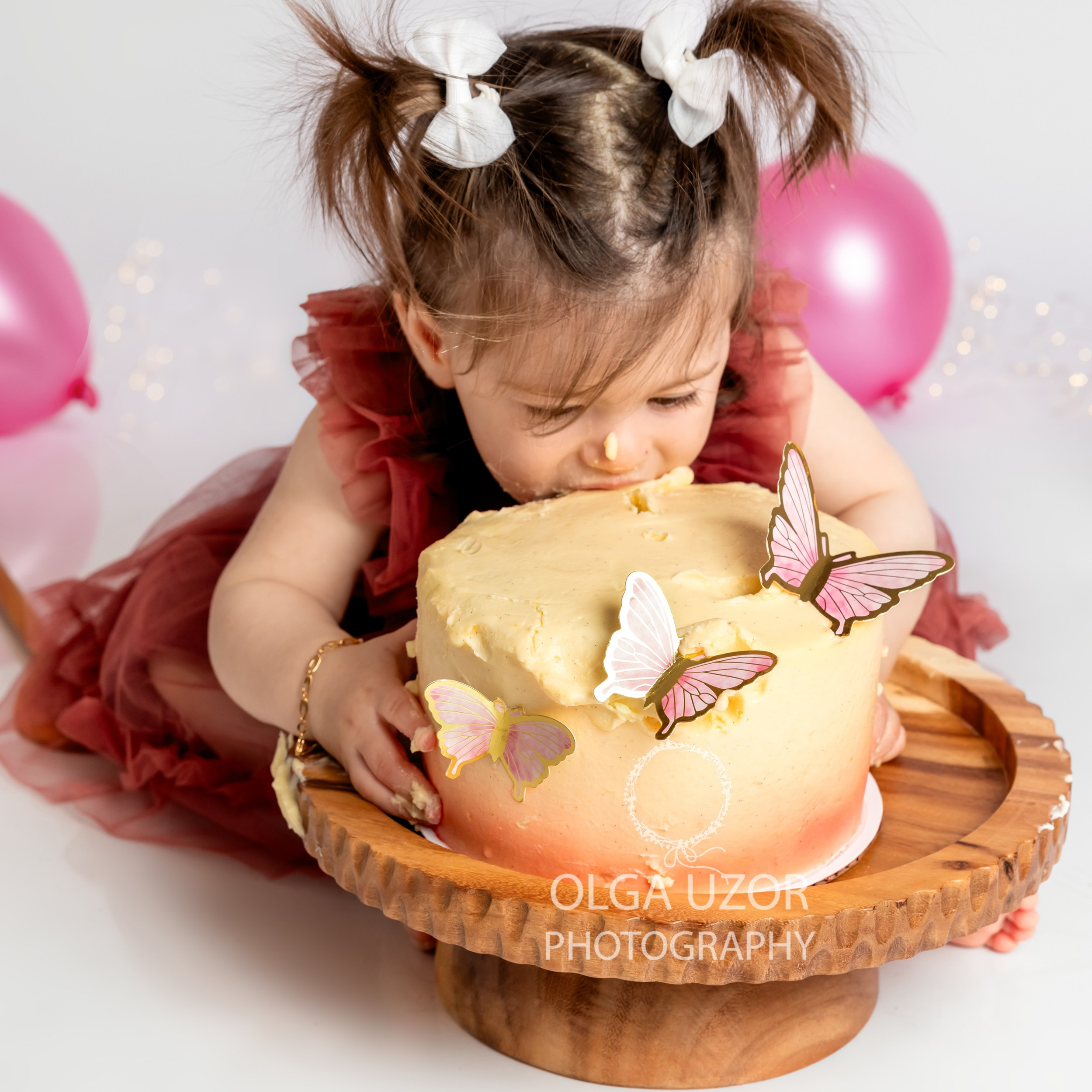 Cake smash photo session Hertfordshire, Stevenage. Stevenage, Hertfordshire family, maternity and newborn photographer