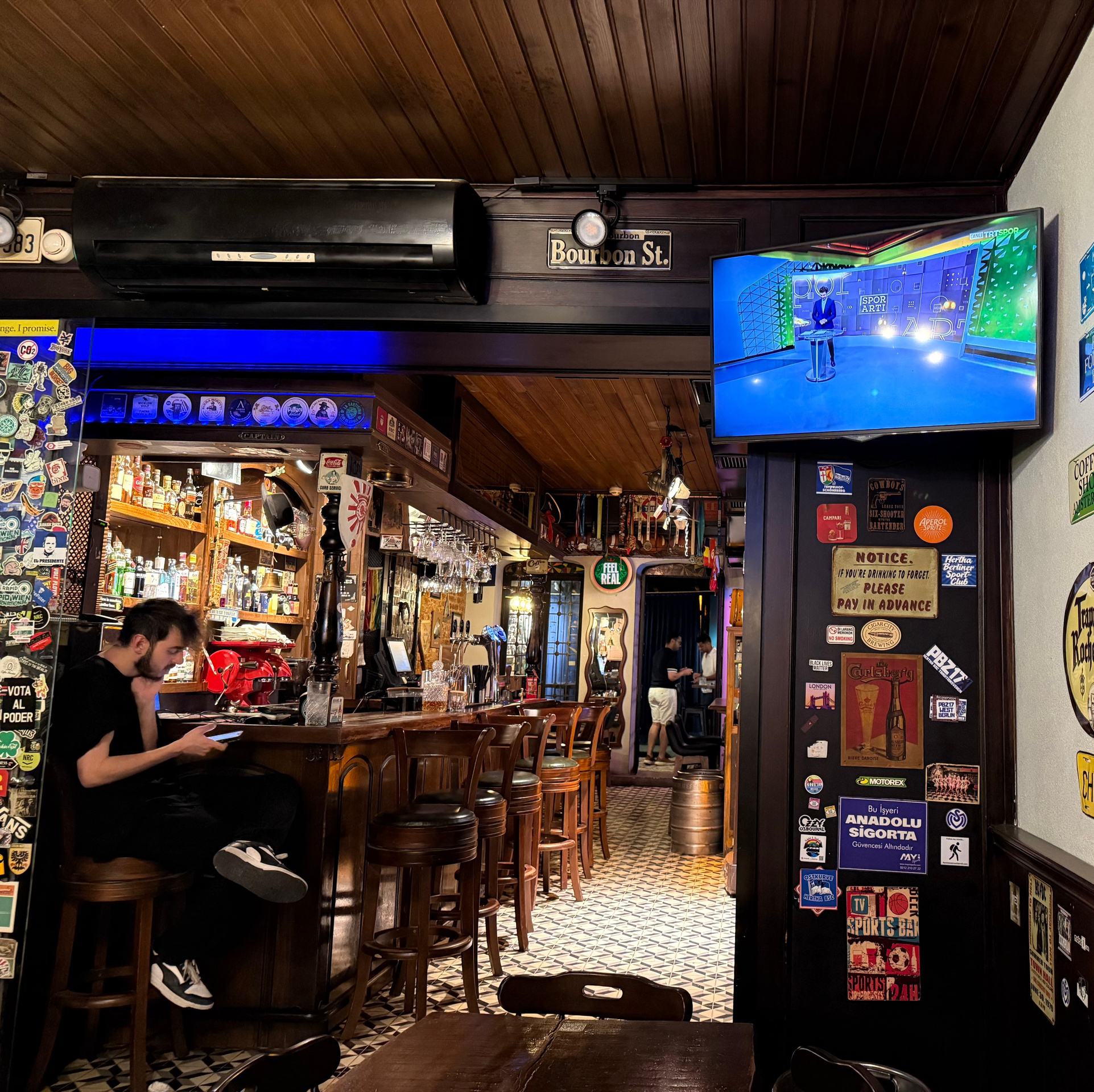 9 Tage in der Türkei: Entspannt und locker. Zwei Tage in jeder Stadt: Istanbul, Antalya, Kaş und ein Villenaufenthalt mit Bergblick