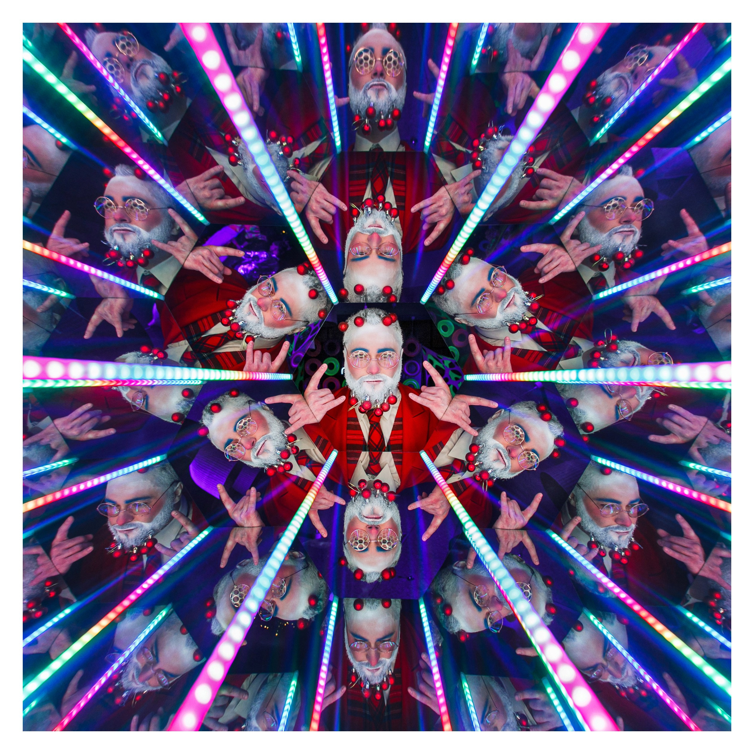 Инстапринтер — это устройство для автоматической и ручной печати фотографий из соцсетей по #ХЕШТЕГУ.В наше время ни одно мероприятие не обходится без публикаций Ваших фотографий в Instagram. Инстапринтер создан именно для того, чтобы Ваши фотографии и фотографии Ваших гостей остались не только в сети, но и на бумаге, в формате полароид 9×10,5 см.Инстапринтер работает абсолютно автоматически, единственное что Вам нужно делать - это выкладывать фотографии и не забывать указывать ваш индивидуальный хэштэг.