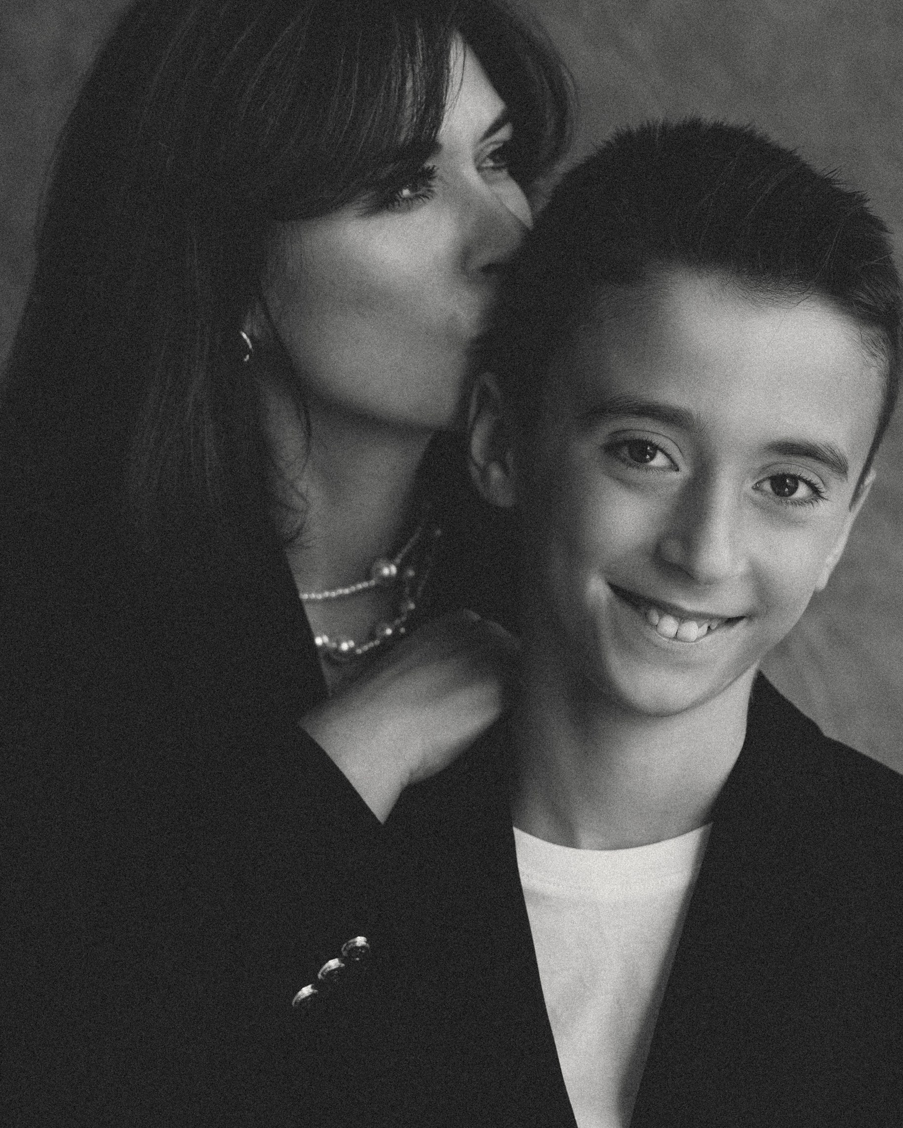 Brüderliebe: Ein älterer Bruder hält behutsam seinen kleinen Babybruder