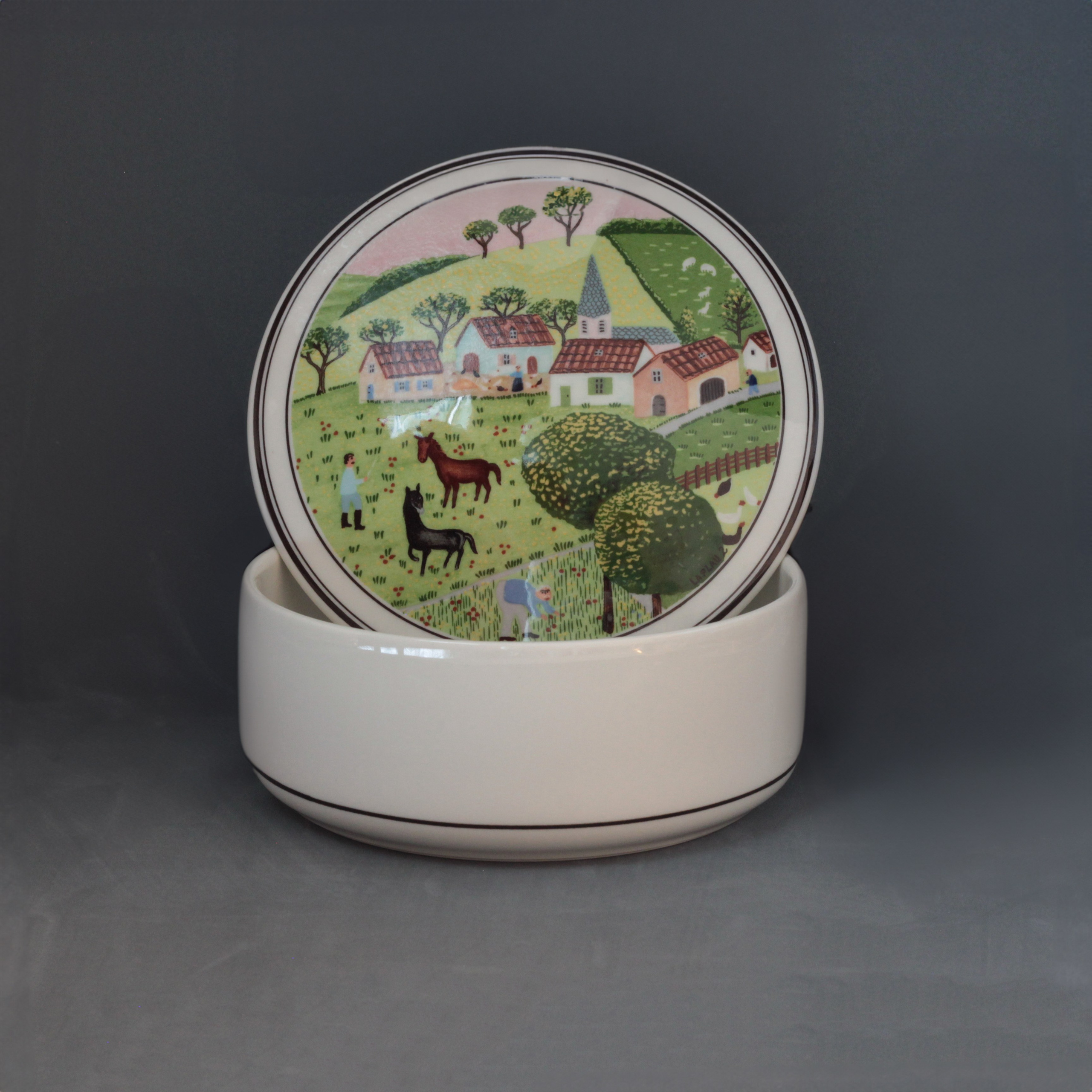 Vintage porcelain casket Manufactured by Villeroy & Boch. The middle of the 20th century