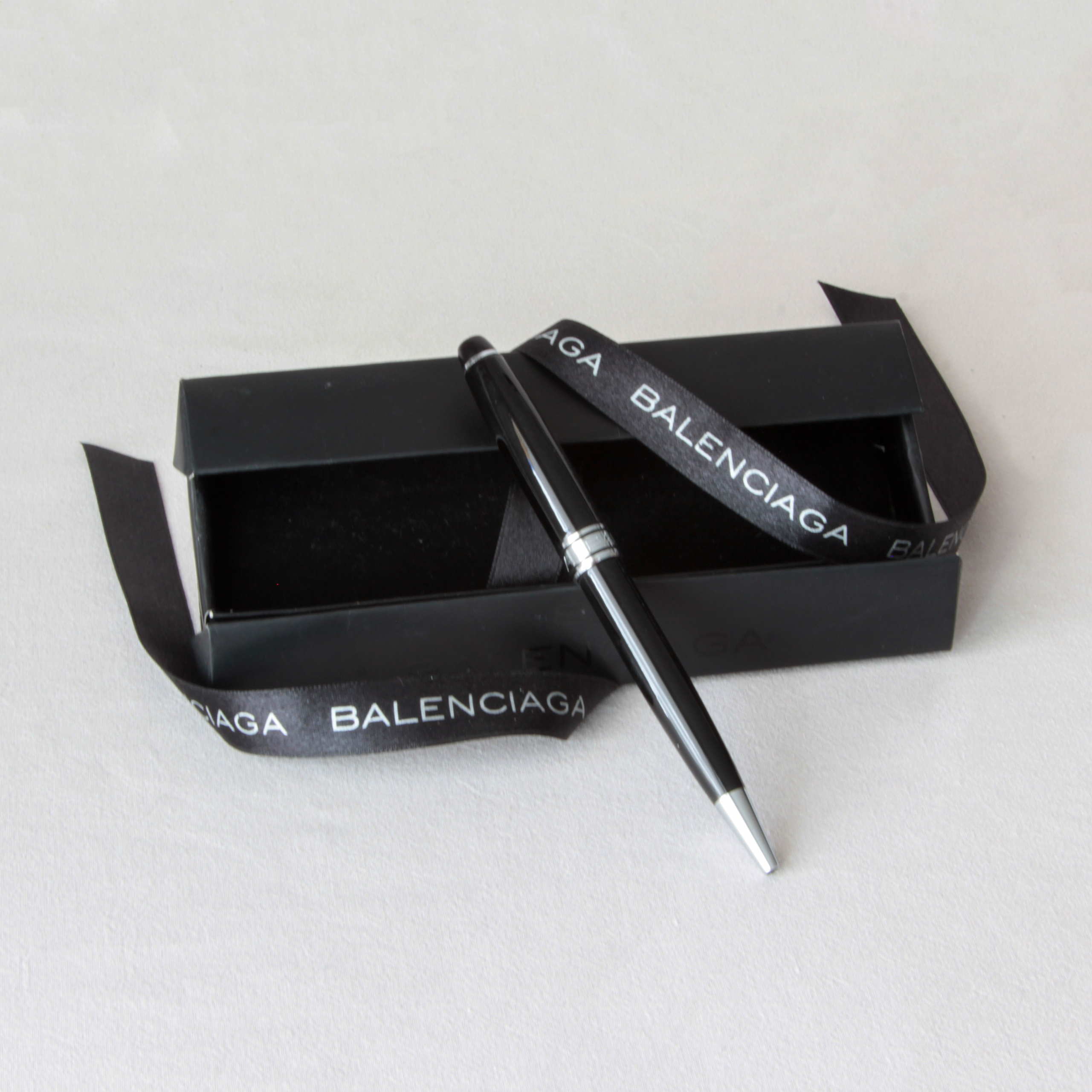 Vintage fountain pen of the Balancer brand in its original packaging.