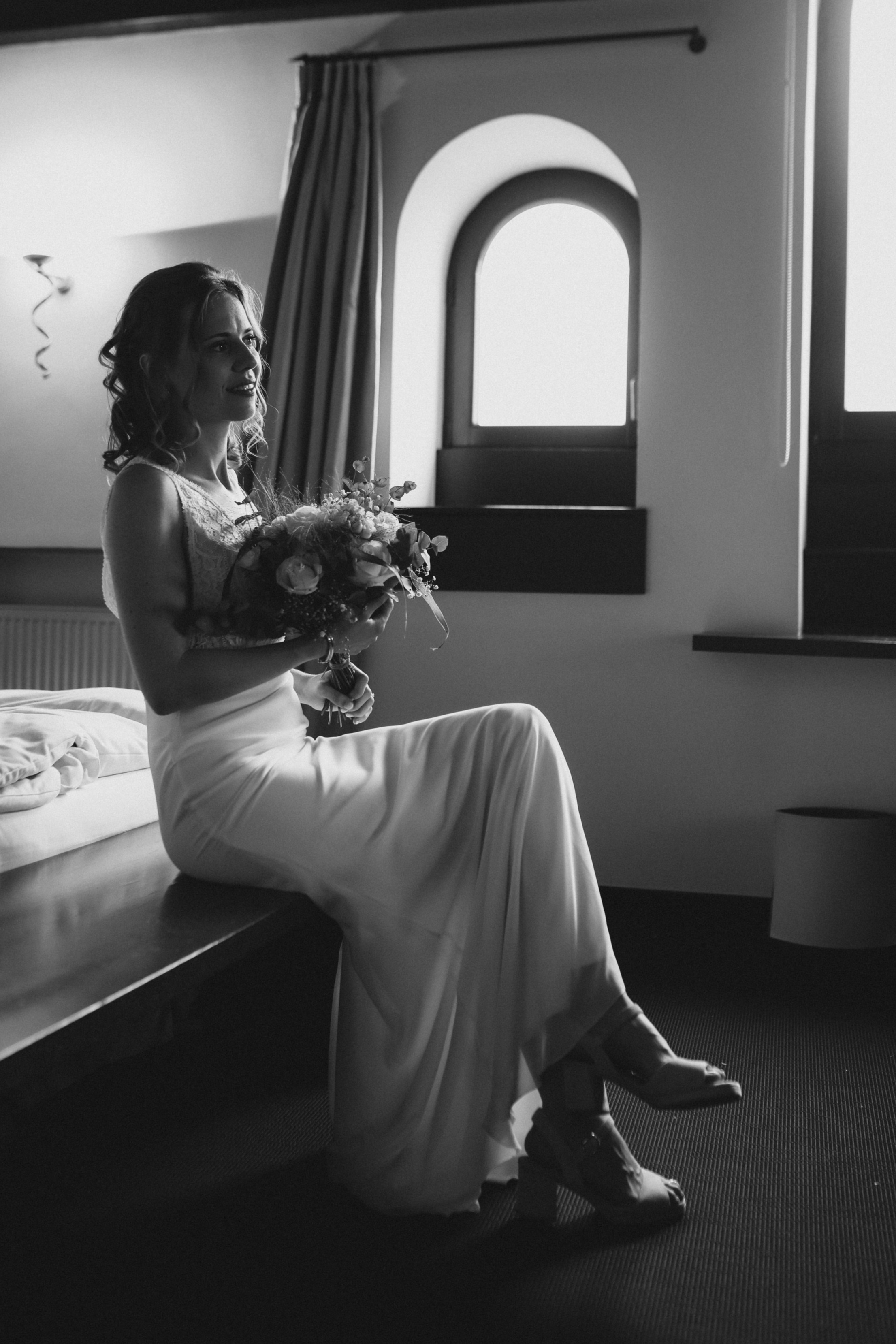 Brautpaar auf der Terrasse von Burg Schwarzenstein – natürliche Hochzeitsfotos Frankfurt