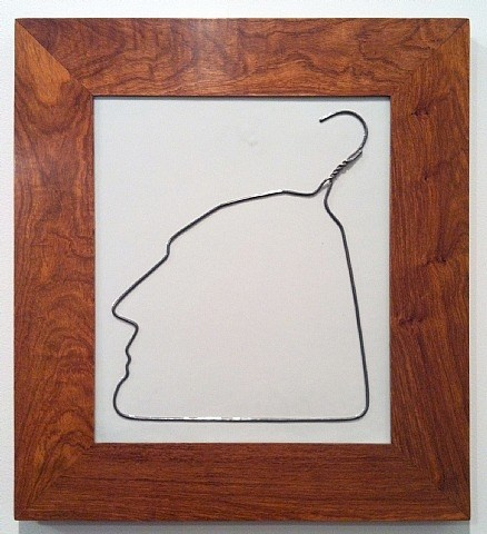 Ай ВэйВэй портрет из вешалки сделанный по мотивам Дюшана и рэди мейд во время жизни в Нью Йорке. Hanging Man in Porcelain (2009) 