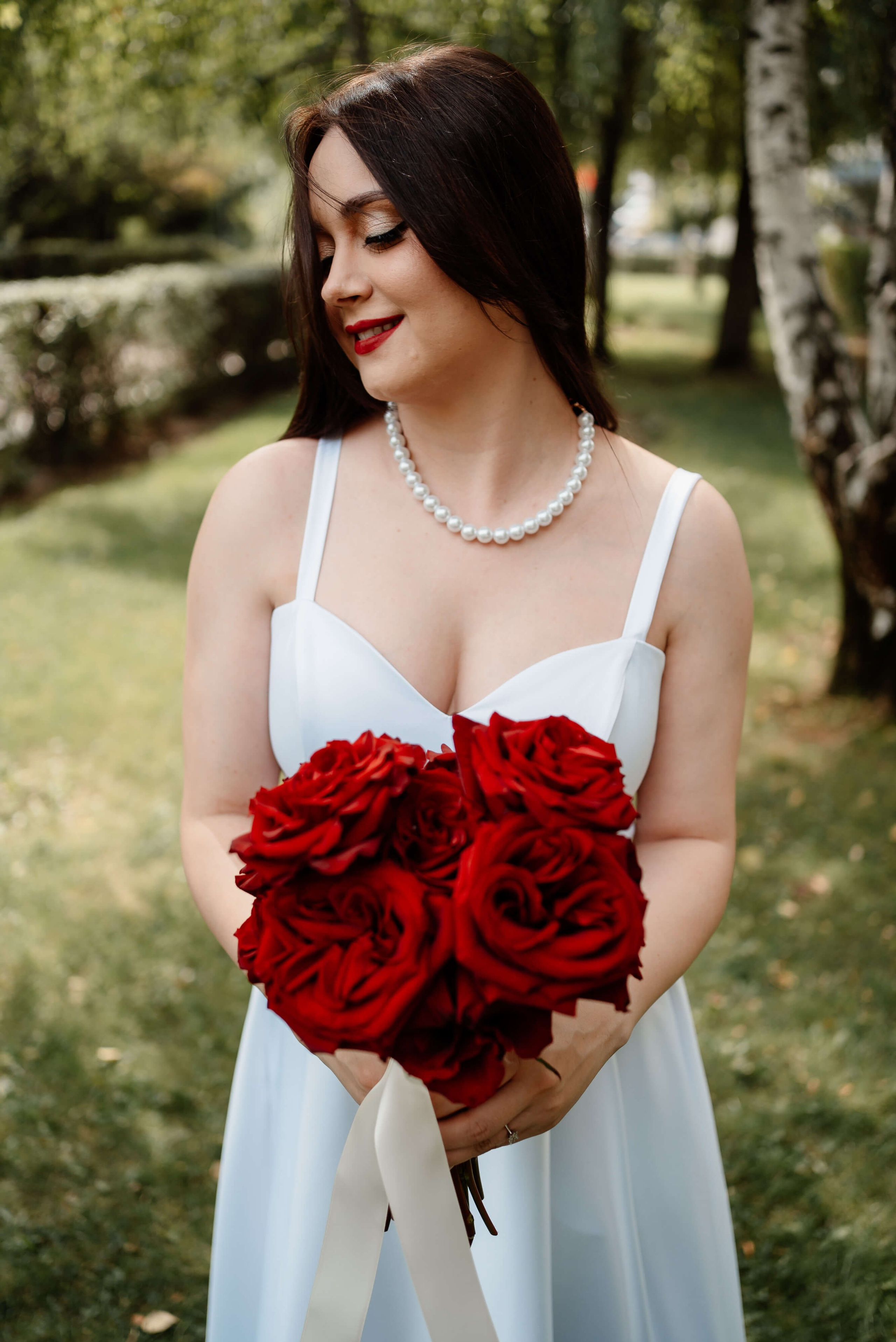 Moment emoționant între miri în ziua nunții, surprins într-un cadru natural și romantic. Fotografie de nuntă profesională, editată artistic pentru a evidenția emoția și eleganța evenimentului.