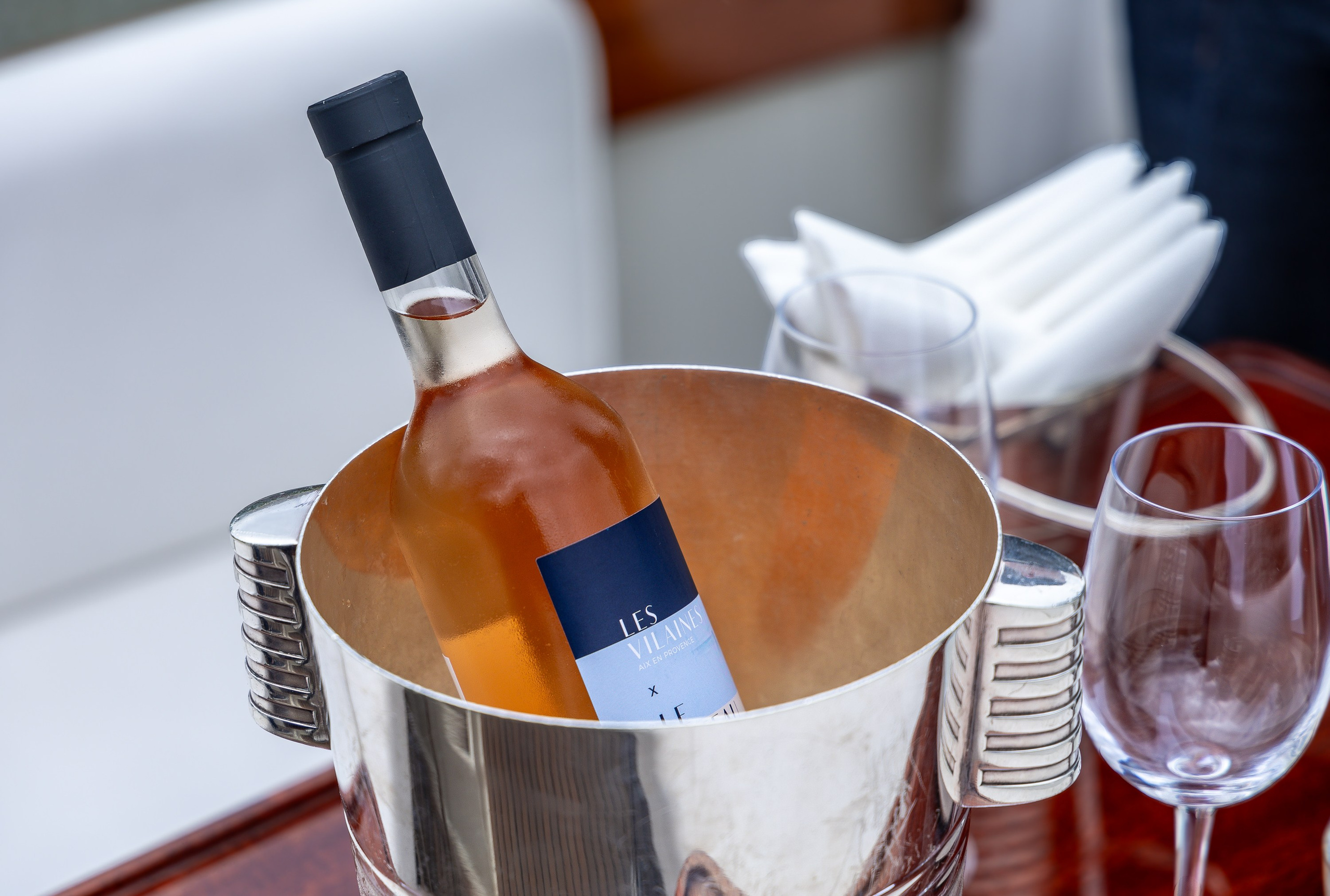 PARIS UNVEILED: ROMANTIC PROPOSAL ON THE SEINE. Photographe à Paris