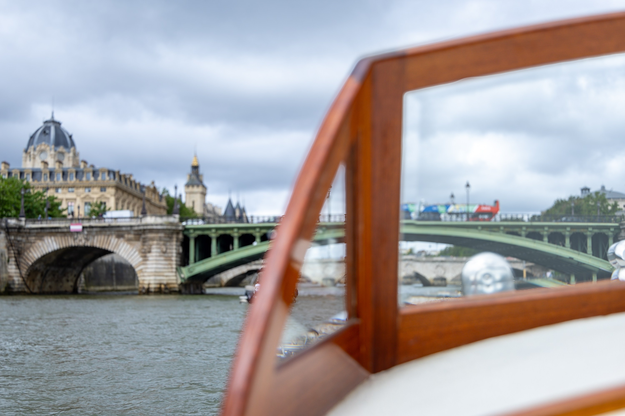 PARIS UNVEILED: ROMANTIC PROPOSAL ON THE SEINE. Photographe à Paris