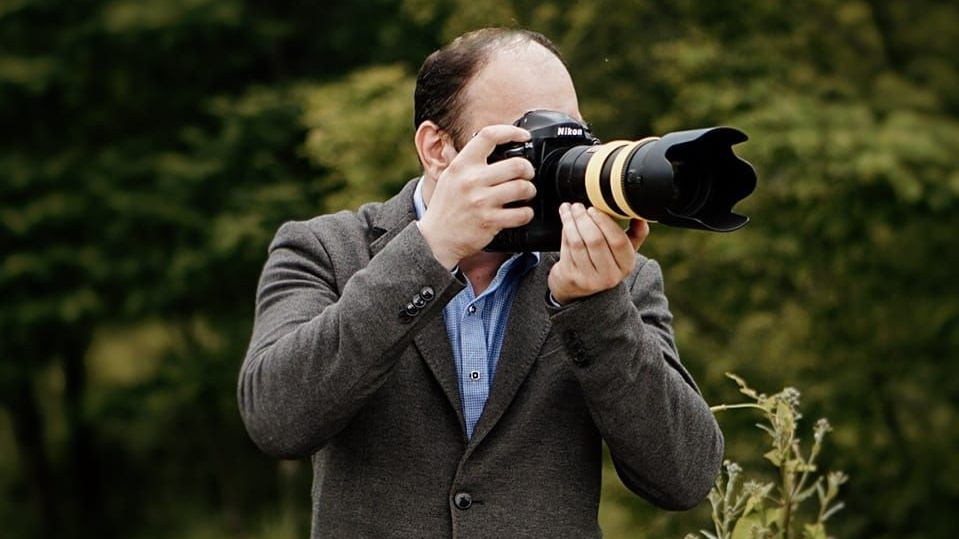 sabin florin fotograf de nunta cu un aparat nikon D4s in mana