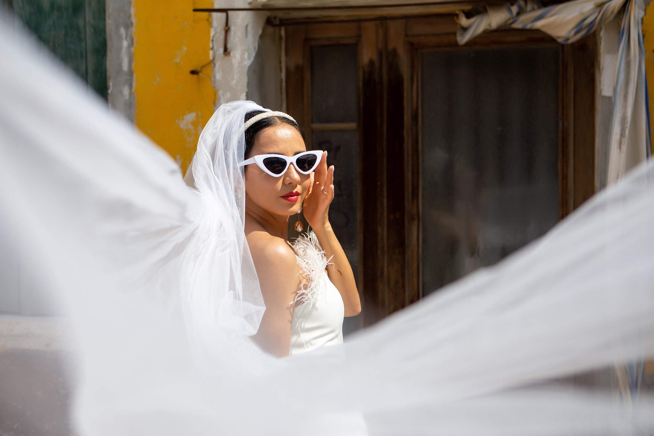 A Burano Wedding Guide: Photoshoot Among the Rainbow Houses of Venice