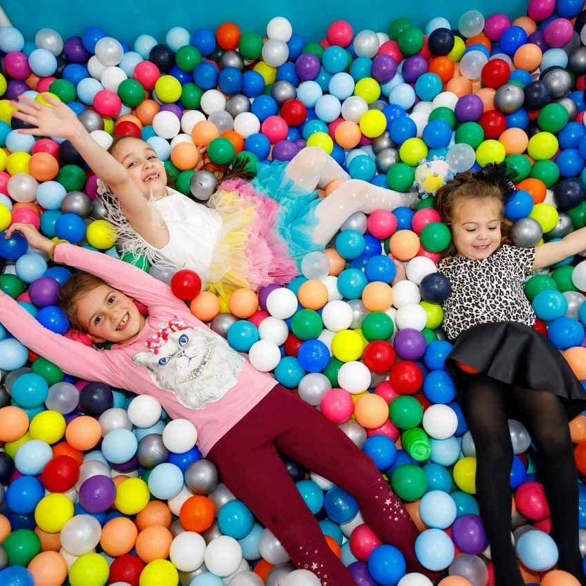 Zabava dece u bazenu sa lopticama na proslavi dečijeg rođendana u Novom Sadu.