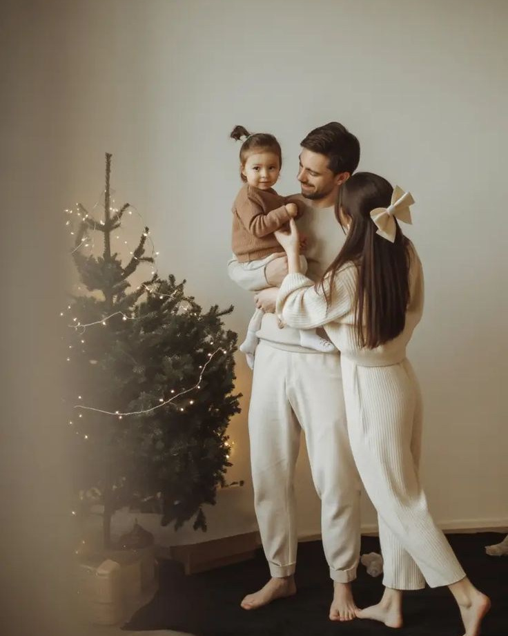 Новорічна фотосесія 2025-26: вдома, у студії та на вулиці — ідеї, кольори, образи. Сімейний фотограф Київ Наталія Шкаврон