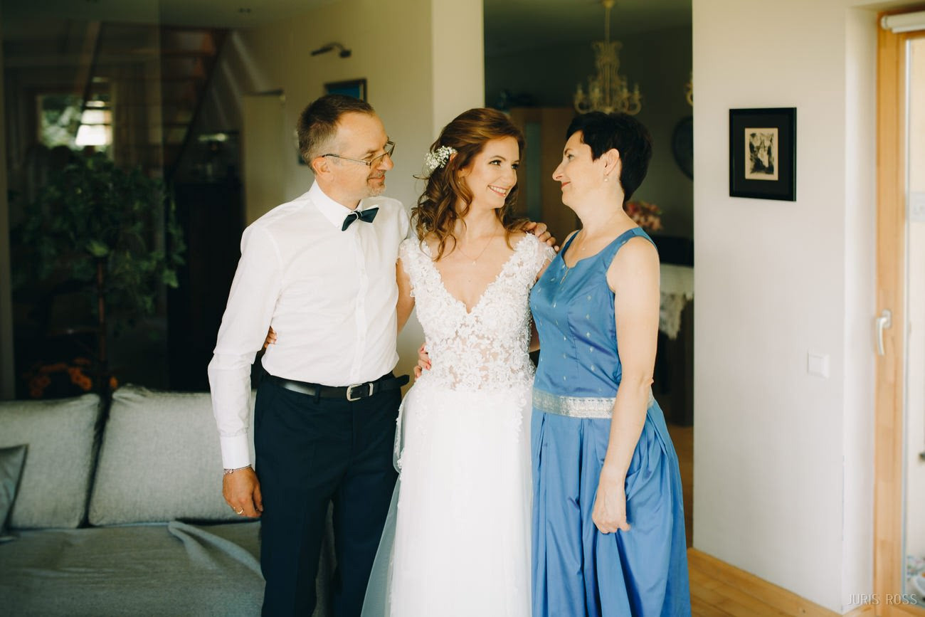 Dokumentāla stila kāzu fotogrāfs ar kuru būs viegli un patīkami