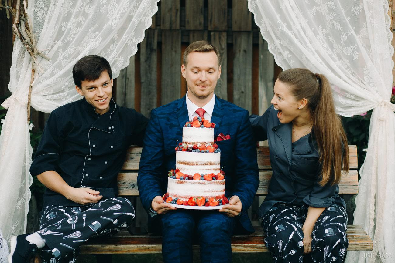 Dokumentāla stila kāzu fotogrāfs ar kuru būs viegli un patīkami