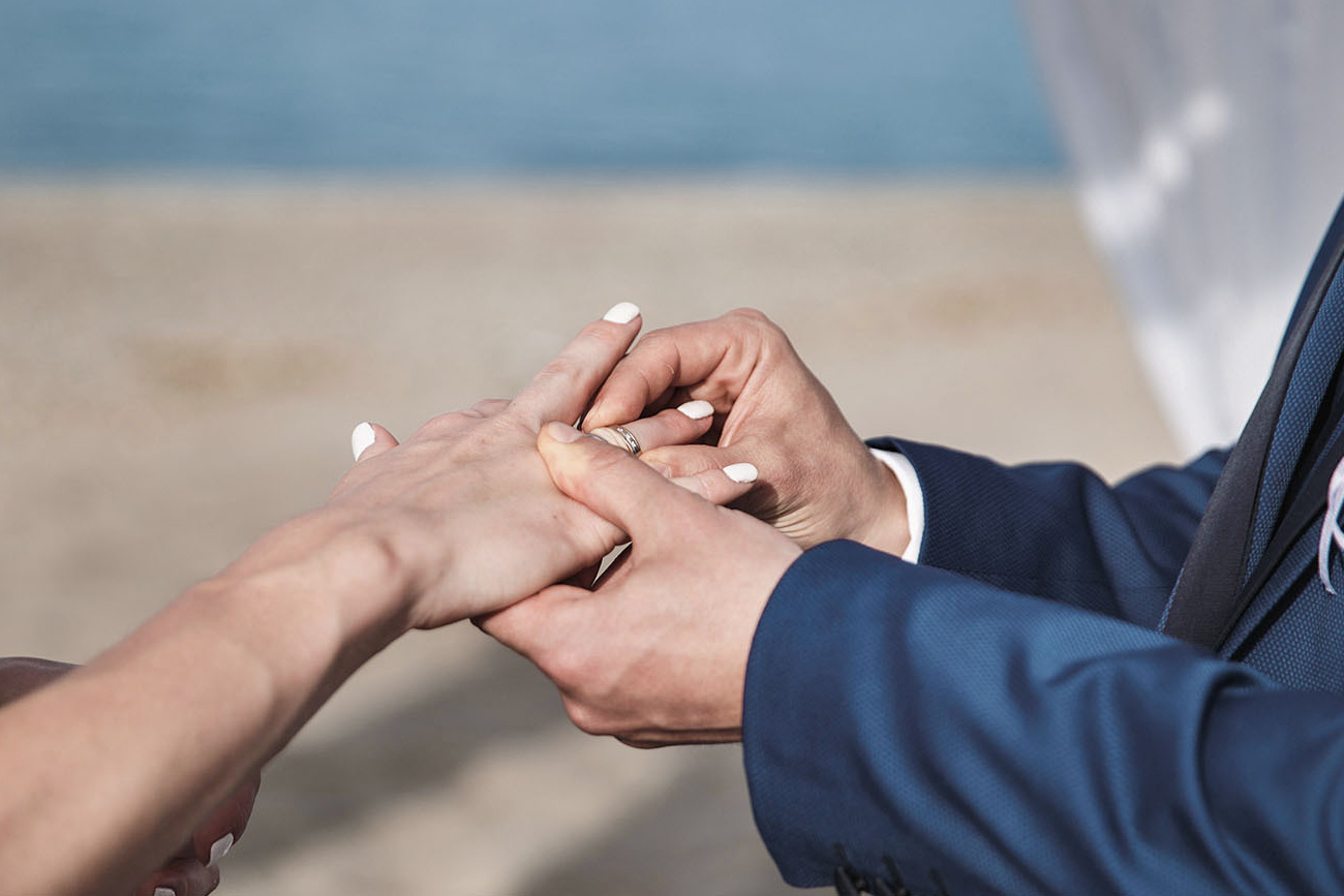 Жених надевает невесте кольцо на свадебной церемонии на Крите. Фотограф, свадьба в Греции.