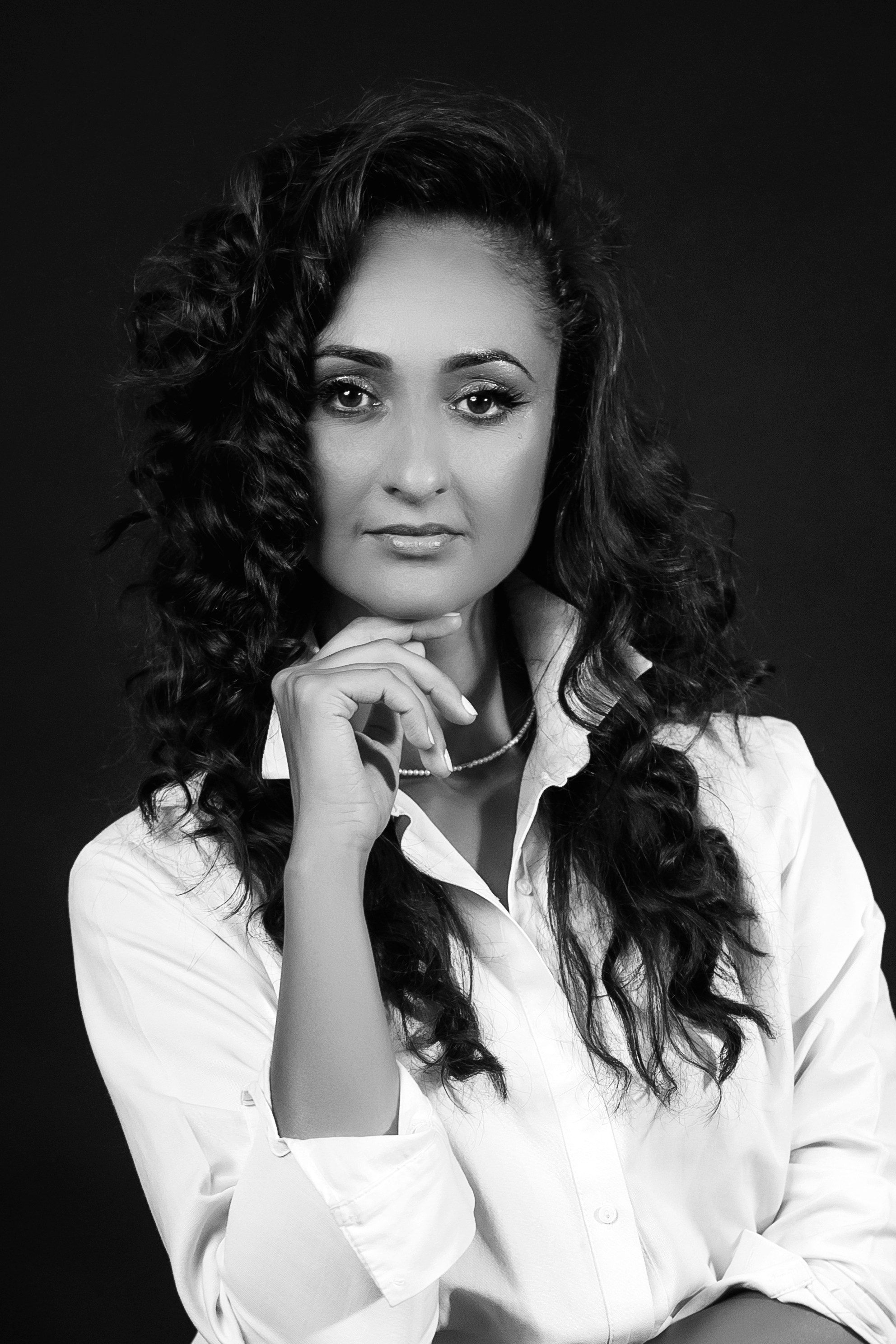 Despre noi - La Femme Studio Photography / Elena & Alexandra. Elena Mascan – Fotograf newborn, maternitate, portret, smash the cake & branding personal | La Femme Studio Photograpy|Constanţa