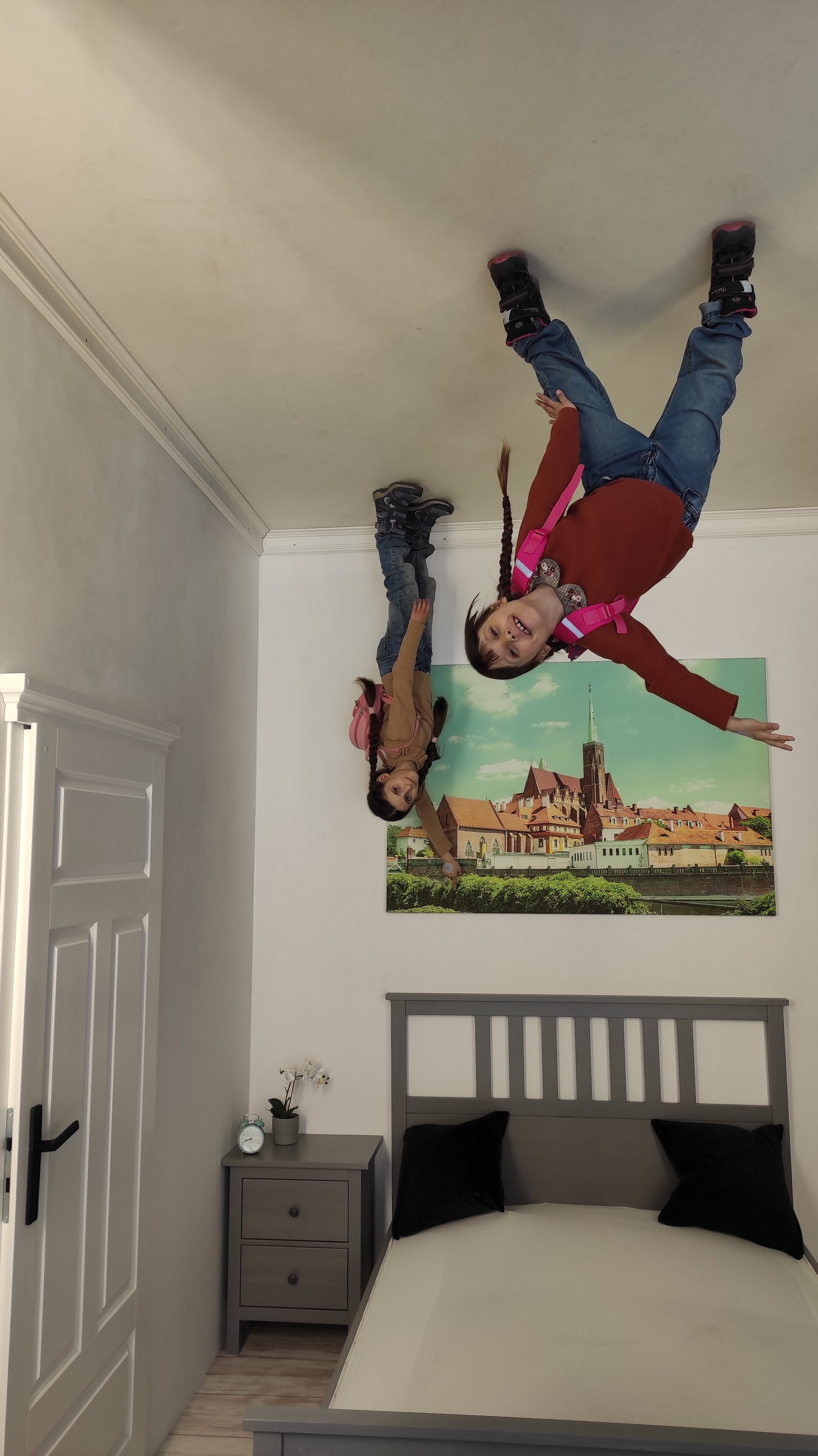 Фотографія з музею ілюзій у вигляді кімнати догори ногами