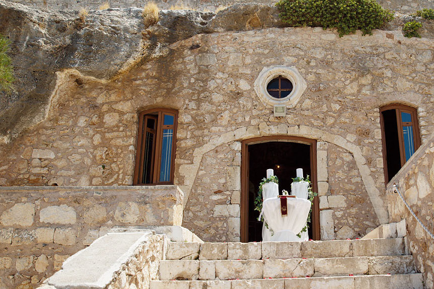Церковь в пещере, в скале на Крите. Фотограф Катерина Романова, венчание в Греции.