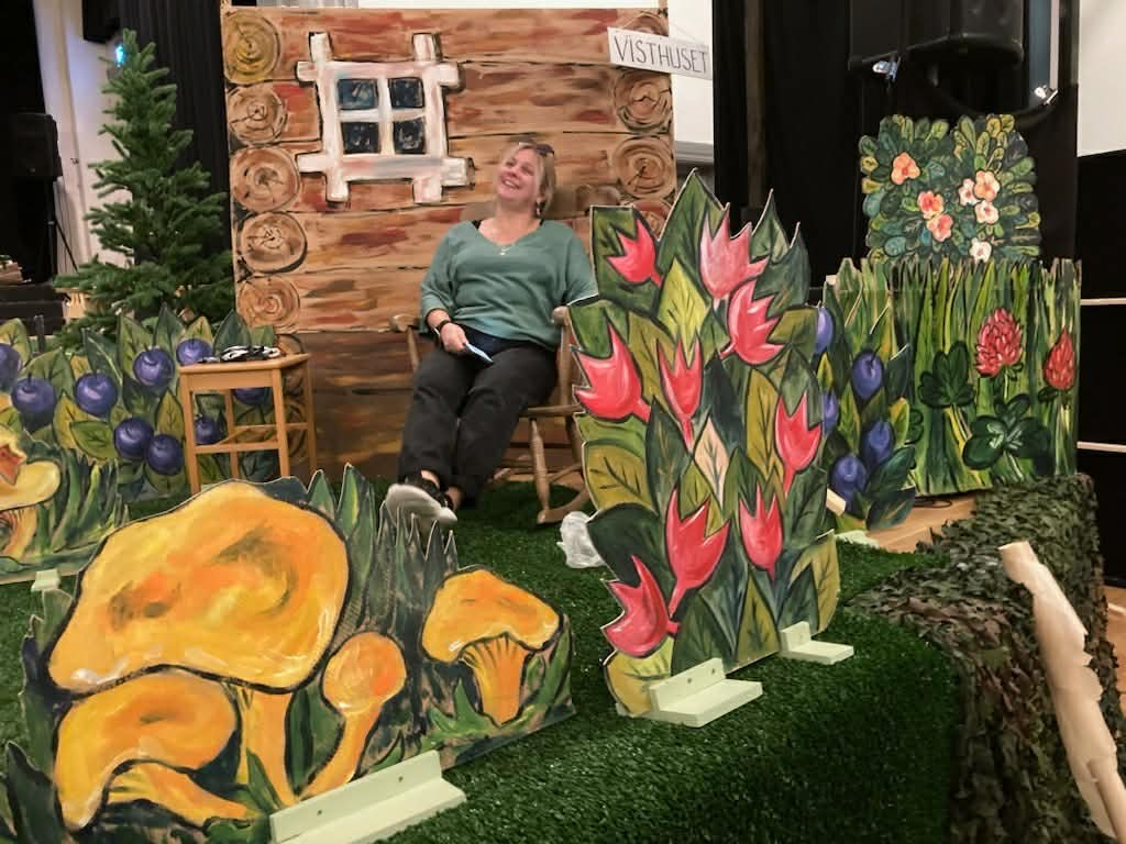 Scenografi. Eugenia Arinstein — konstnär som skapar handgjord måleri och illustration med känsla, färg och närvaro. Verksam i Nynäshamn