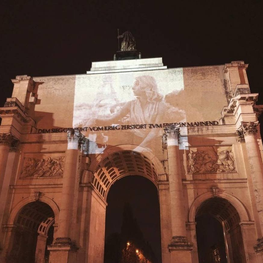 Illuminated triumphal arch at night in Munich, reflecting the artistic and cinematic inspiration behind wedding photographer Inna Zaytseva's work
