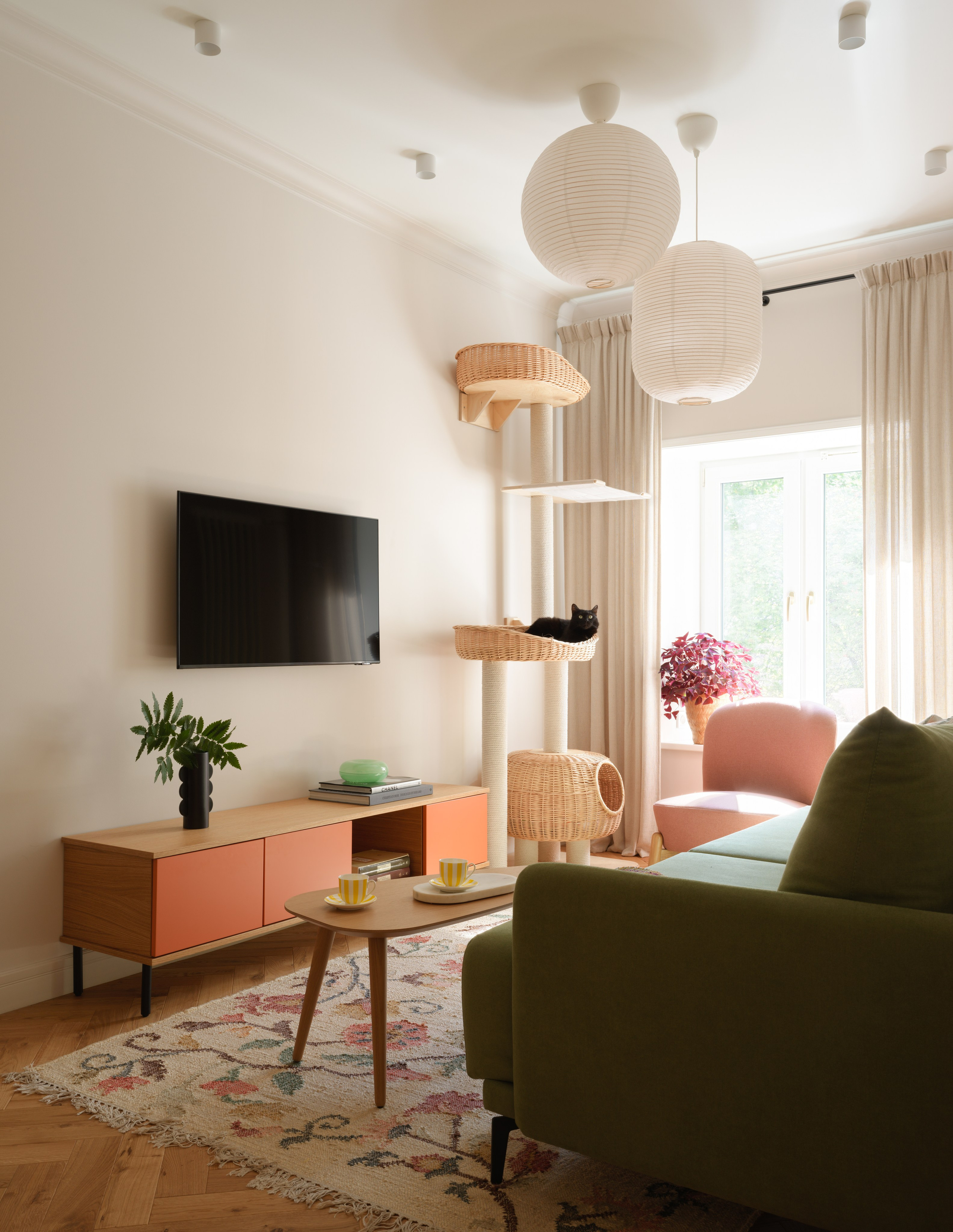 ТВ-тумба из шпона дуба и минималистичный декор.