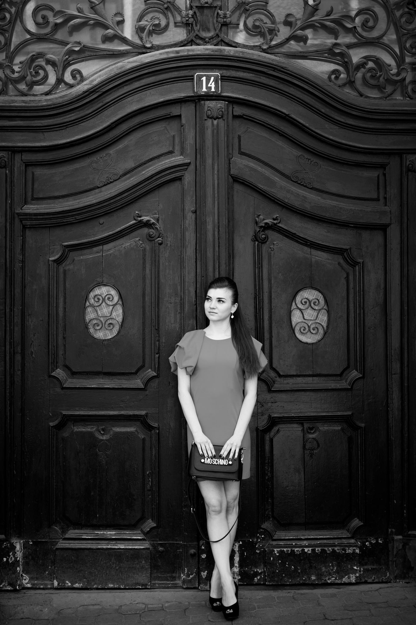 дівчина стоїть біля дверей