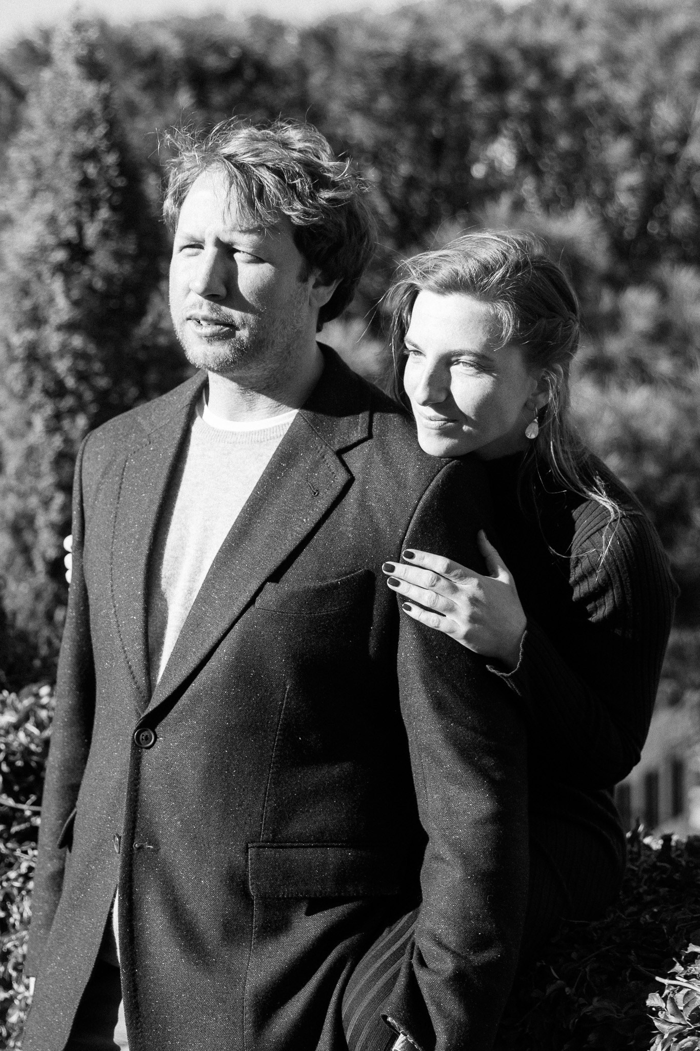 A lifestyle love story photoshoot in Rome of a young couple just before their wedding day, enjoying the sun at Villa Borghese in Rome.