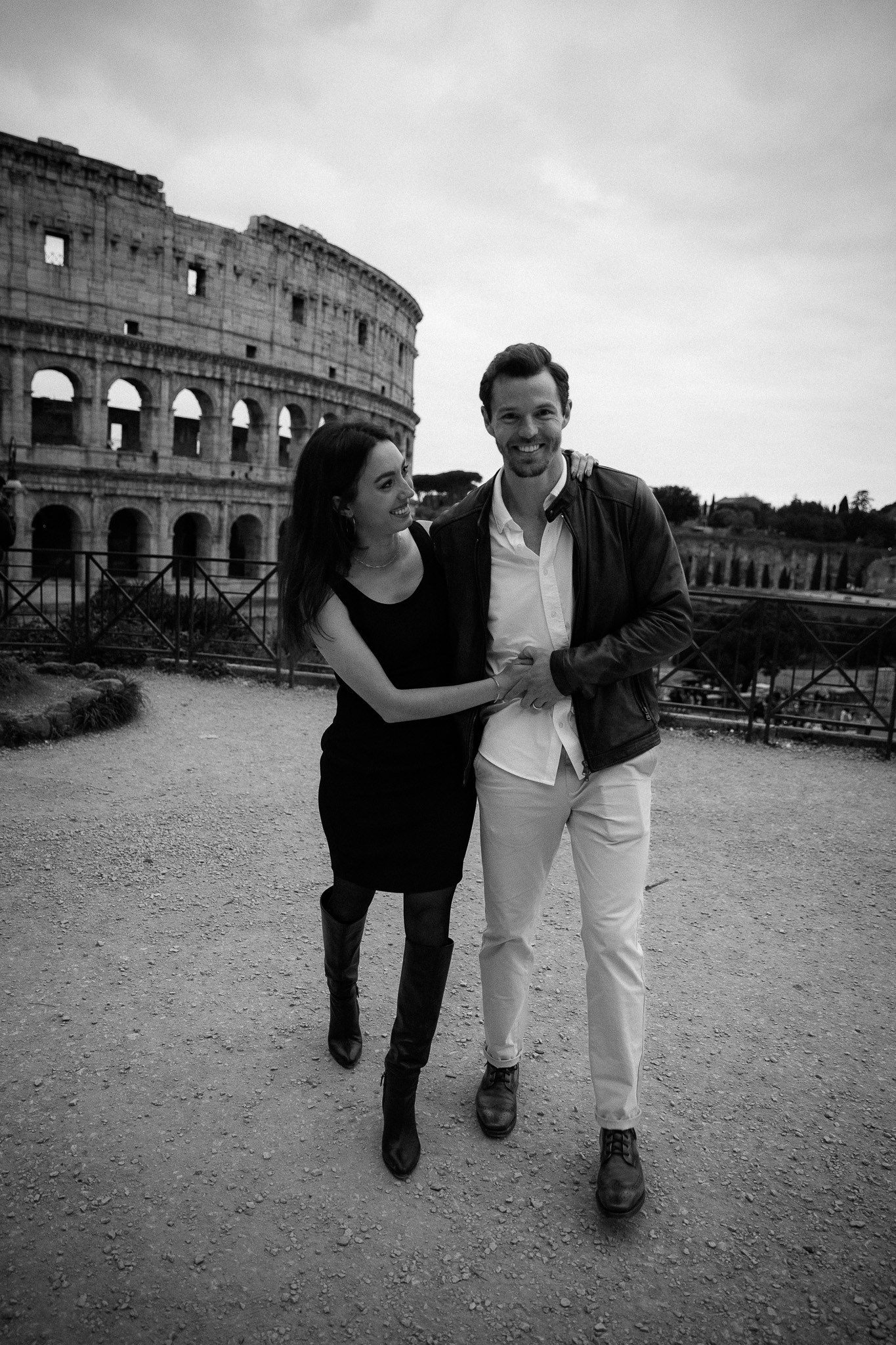 Photographer's camera capturing a couple's candid moment in Rome. Colosseo