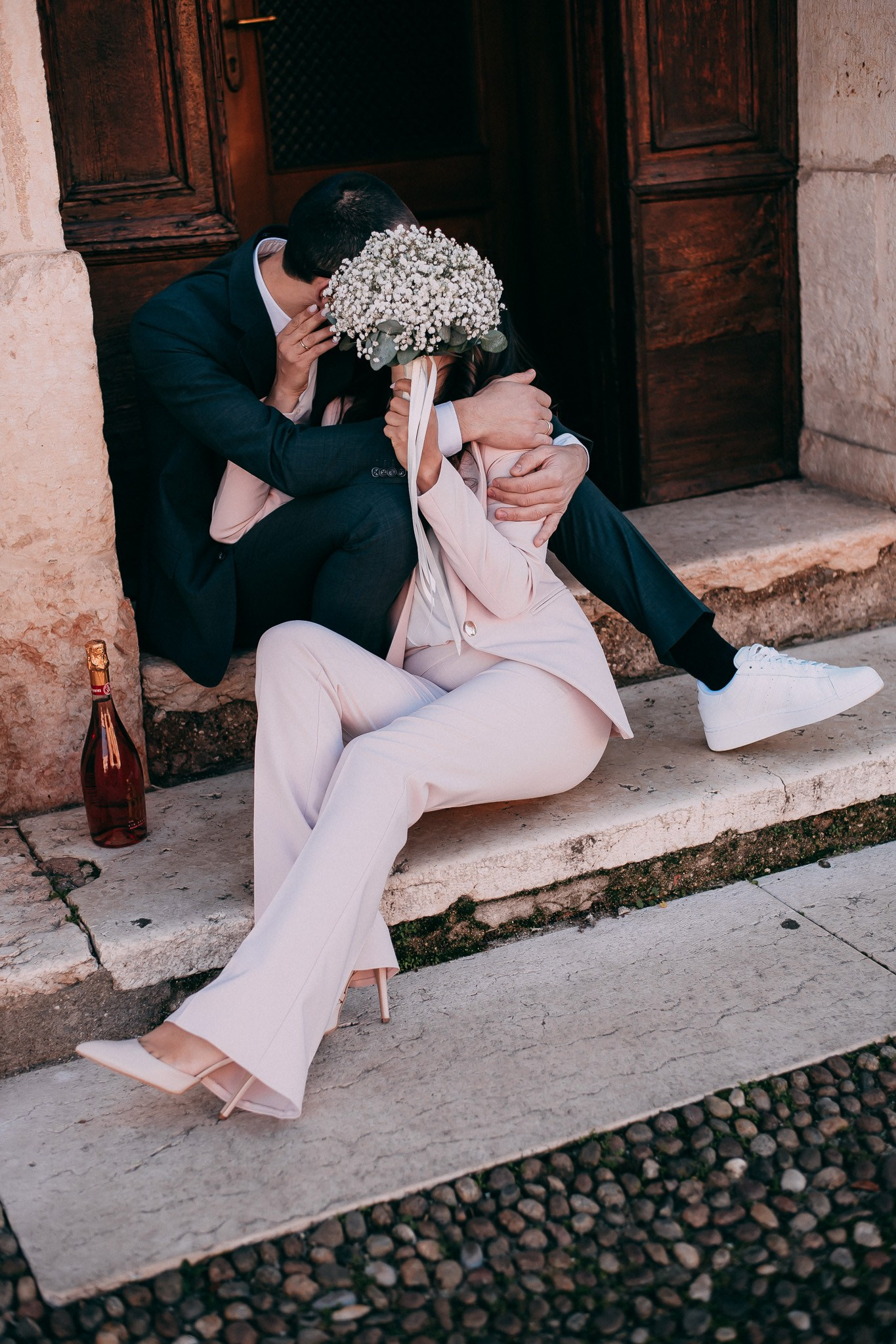 Bacio tra sposi  – momento intimo ed emozionante del matrimonio