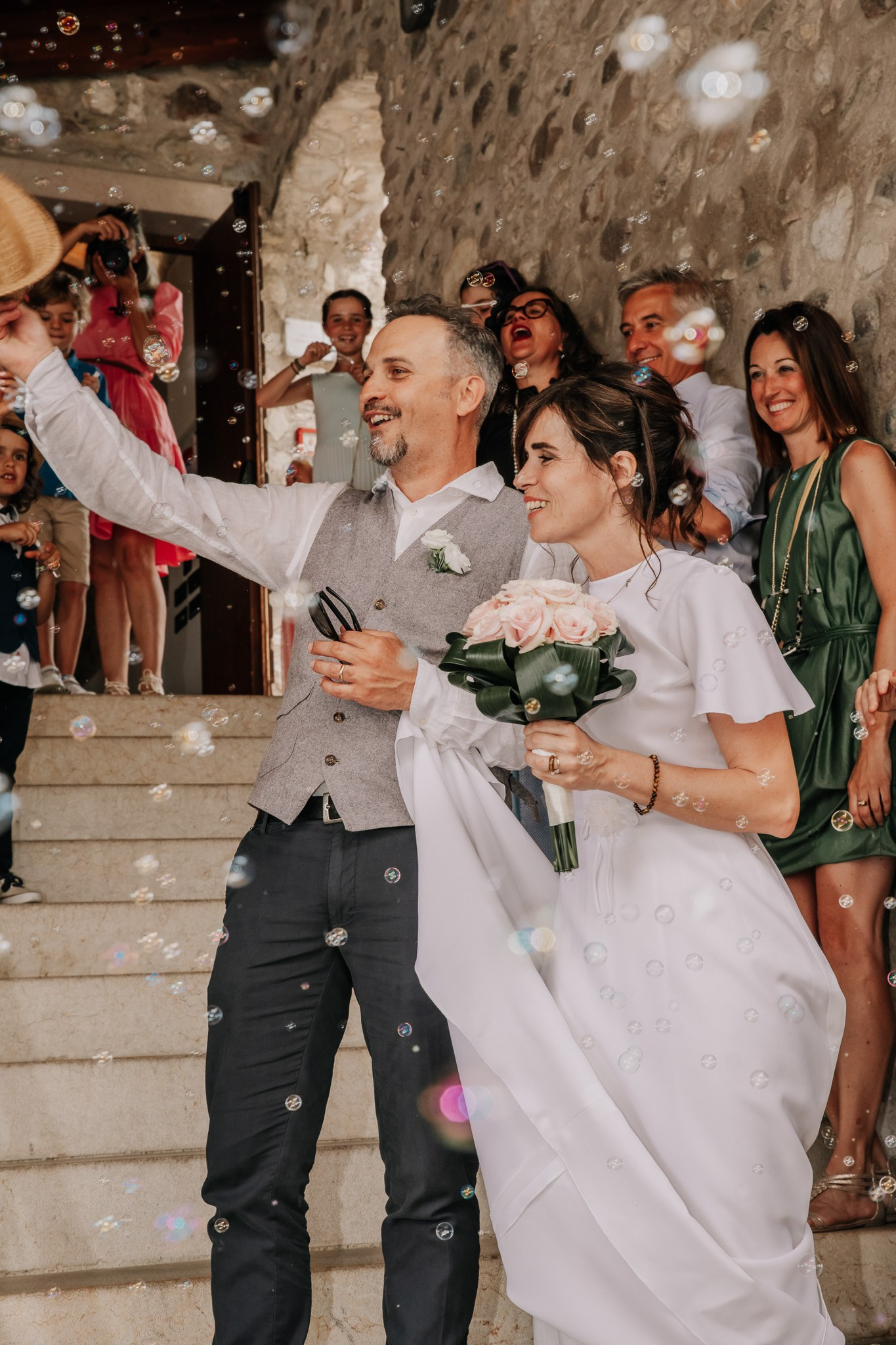 Sposi romantici nel loro giorno speciale – storytelling naturale e sensibile a cura di una fotografa italiana