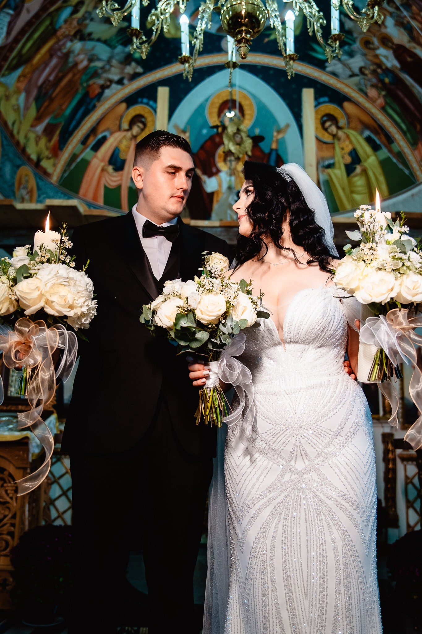 Cadru cu mirii la finalul ceremoniei in biserica