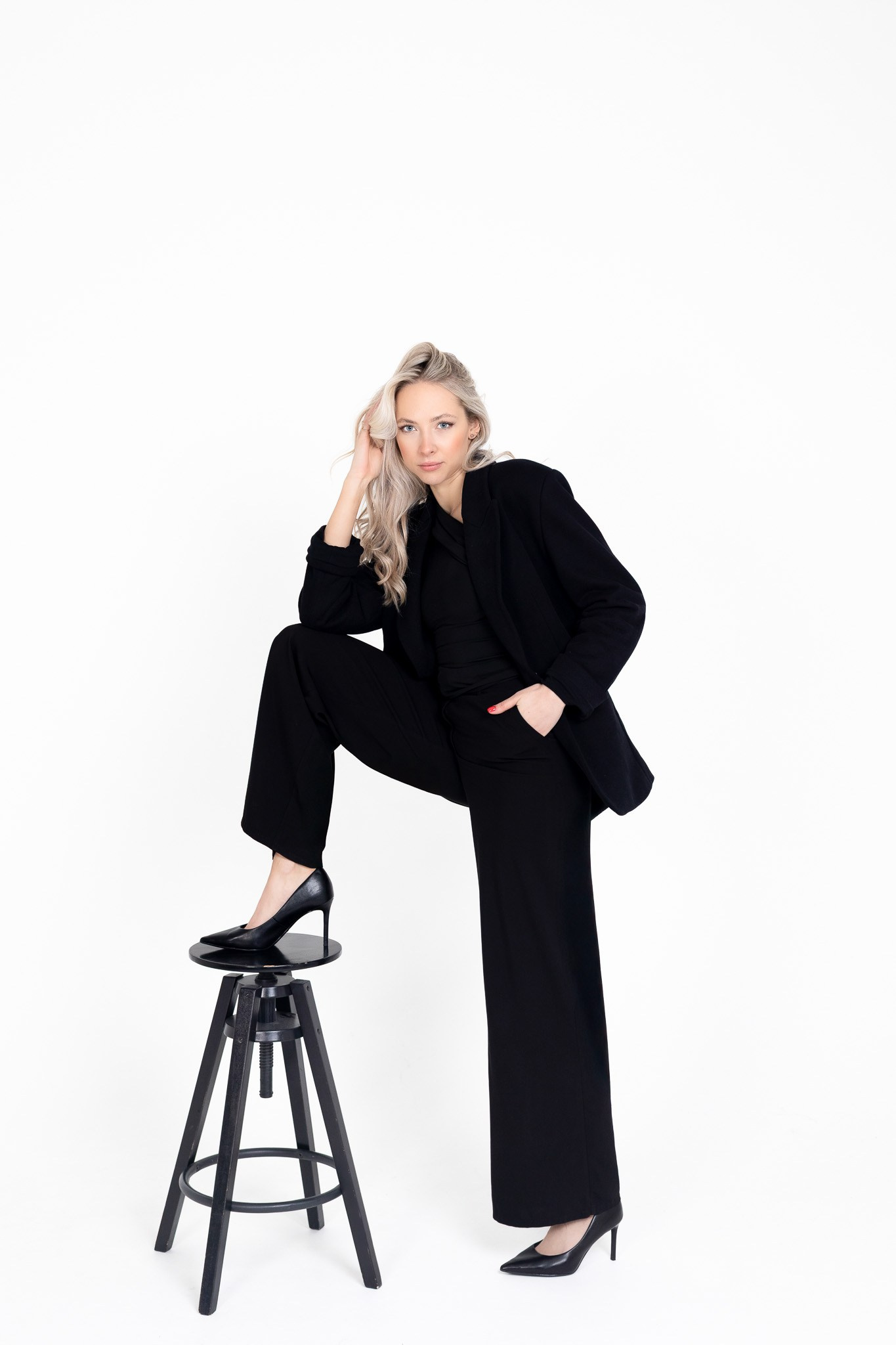 PIESAKIES FOTOSESIJAI - SIEVIETĒM. Portretu fotosesija Rīgā| Biznesa portretu foto | Korporatīvās un darbinieku fotosesijas | Pasākumu fotogrāfs | Produktu fotogrāfs