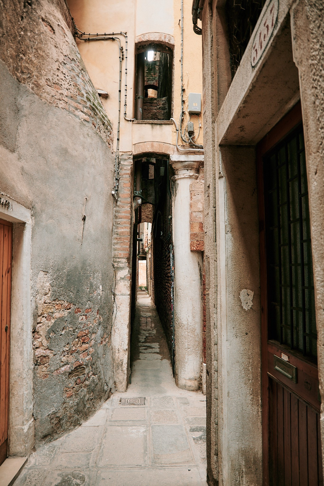 The narrowest street in Venice Calle or Calletta VariscoIt is universally recognised as the narrowest calle in Venice (only 53 cm between the two buildings) and it so narrow that it does not appear in some city maps. Venice Italy, photos
