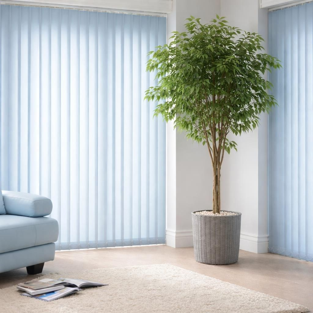 Часть комнаты с современным ремонтом и установленными на окнах вертикальных жалюзи светлого бежевого оттенка.