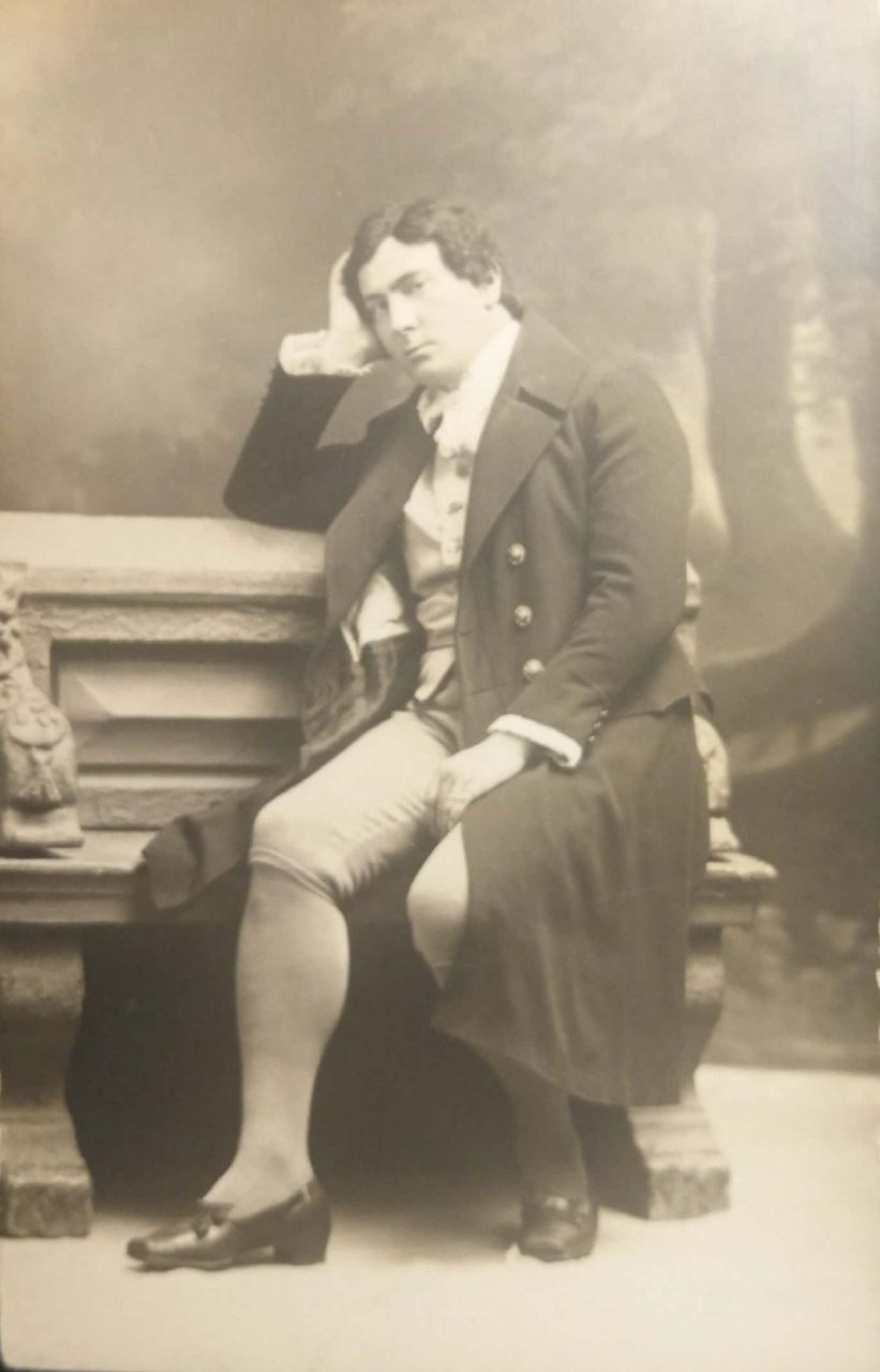 Мужчина в театральном костюме XVIII века. Фотография 1911 года, автор — венский фотограф Людвиг Гутман.