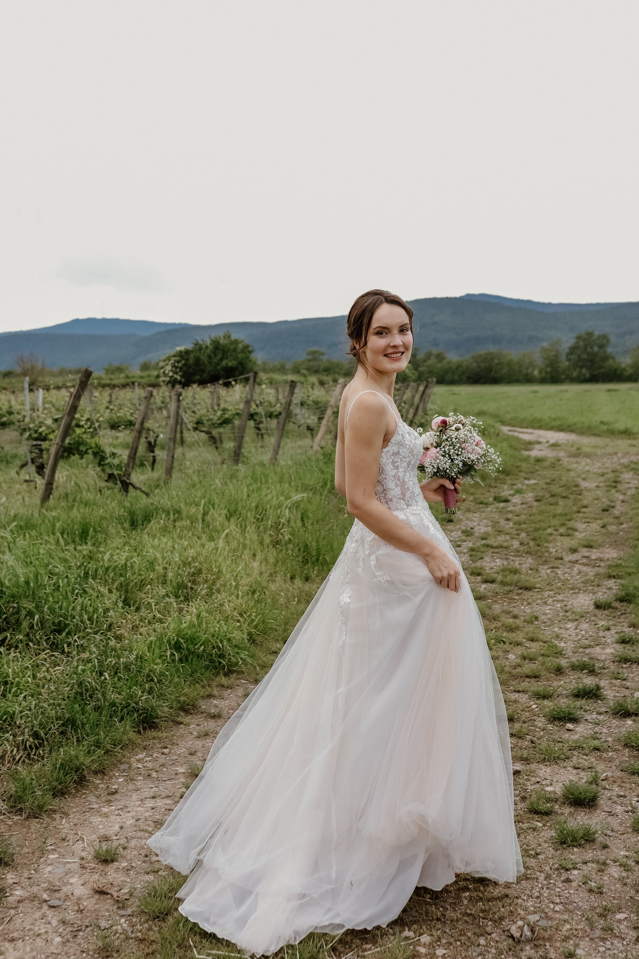 Paarshooting im Tanzlokal und den Weinbergen Neustadt – moderne Hochzeitsfotos Pfalz